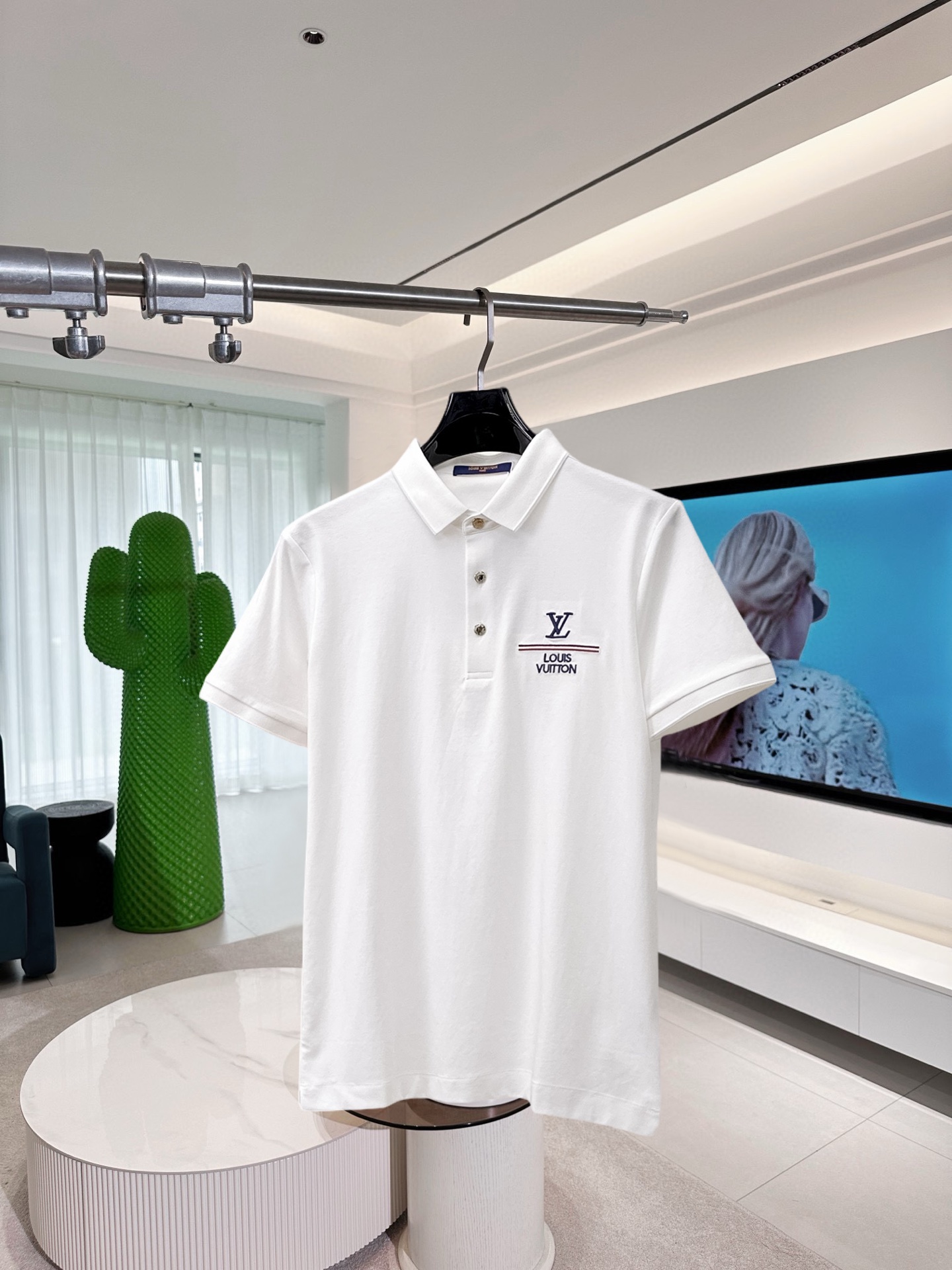 NO:910354,LV 2026ss summer new letter logo men’s lapel Polo shirt!  Classic business men's style, the ceiling-level business men's style of high-end men's clothing!  Simple and fashionable yet elegant, it looks great when worn alone, and quality control/details control can be taken away with your eyes closed. It is low-key, luxurious and connotative!  The custom-woven mesh pique cotton fabric supplied by the customer is carefully made. The mesh texture is evenly arranged on the surface of the fabric. It has excellent breathability and heat dissipation and perspiration. The upper body comfort is completely better than ordinary single-sided jersey tissue!  The classic brand LOGO on the chest is made with top-notch craftsmanship. The LOGO is three-dimensional, clear and full, and has extraordinary texture. Whether it is worn as an inner layer or worn alone, it is a classic product!  The exquisite tailoring process, every detail is handled very standard and delicately, which cannot be compared with other low-end products on the market. It is a must-have basic and versatile Polo shirt for men!  Various colors, sizes M-4xl, Louis Vuitton,19860909LV 2026ss夏季新款字母logo男士翻领Polo衫！经典商务男款,高端男装的天花板级别的商务男款！简约时尚大气不失优雅,单穿内搭体面过人,品质控/细节控的闭眼带走,低调又奢华有内涵！ 客供定织网眼珠地棉布精心制成,面料表面排列均匀整齐的网眼纹理,透气性和散热排汗性极佳,上身舒适程度完全优于普通单面汗布组织！胸前经典的品牌LOGO标识,采用顶级工艺打造,LOGO立体清晰饱满,质感非凡的特质,无论是内搭还是单穿都是一款经典领域的产品！精妙绝伦的裁剪工艺,每一个细节处理的非常标准细腻,非市面一般LOW货可以媲美的,男士必入基础百搭款Polo衫推荐！ 颜色多颜色 尺码M-4xl,,louis vuitton,,Men's clothing