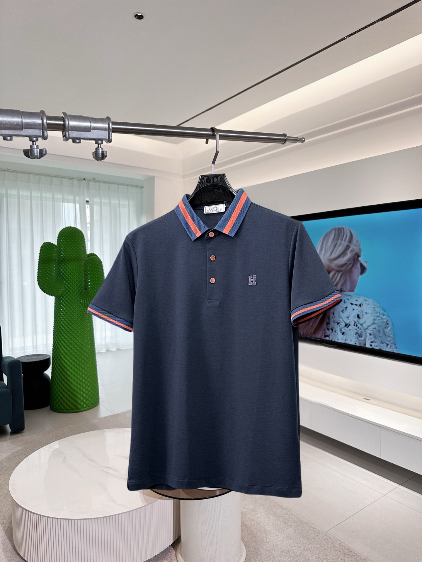NO:910370,Hermès 2026ss summer new letter logo men’s lapel polo shirt!  Classic business men's style, the ceiling-level business men's style of high-end men's clothing!  Simple and fashionable yet elegant, it looks great when worn alone, and quality control/details control can be taken away with your eyes closed. It is low-key, luxurious and connotative!  The custom-woven mesh pique cotton fabric supplied by the customer is carefully made. The mesh texture is evenly arranged on the surface of the fabric. It has excellent breathability and heat dissipation and perspiration. The upper body comfort is completely better than ordinary single-sided jersey tissue!  The classic brand LOGO on the chest is made with top-notch craftsmanship. The LOGO is three-dimensional, clear and full, and has extraordinary texture. Whether it is worn as an inner layer or worn alone, it is a classic product!  The exquisite tailoring process, every detail is handled very standard and delicately, which cannot be compared with other low-end products on the market. It is a must-have basic and versatile Polo shirt for men!  Available in multiple colors, sizes M-4xl, hermes,19860909爱马仕 2026ss夏季新款字母logo男士翻领Polo衫！经典商务男款,高端男装的天花板级别的商务男款！简约时尚大气不失优雅,单穿内搭体面过人,品质控/细节控的闭眼带走,低调又奢华有内涵！ 客供定织网眼珠地棉布精心制成,面料表面排列均匀整齐的网眼纹理,透气性和散热排汗性极佳,上身舒适程度完全优于普通单面汗布组织！胸前经典的品牌LOGO标识,采用顶级工艺打造,LOGO立体清晰饱满,质感非凡的特质,无论是内搭还是单穿都是一款经典领域的产品！精妙绝伦的裁剪工艺,每一个细节处理的非常标准细腻,非市面一般LOW货可以媲美的,男士必入基础百搭款Polo衫推荐！ 颜色多颜色 尺码M-4xl,,hermes,,Men's clothing