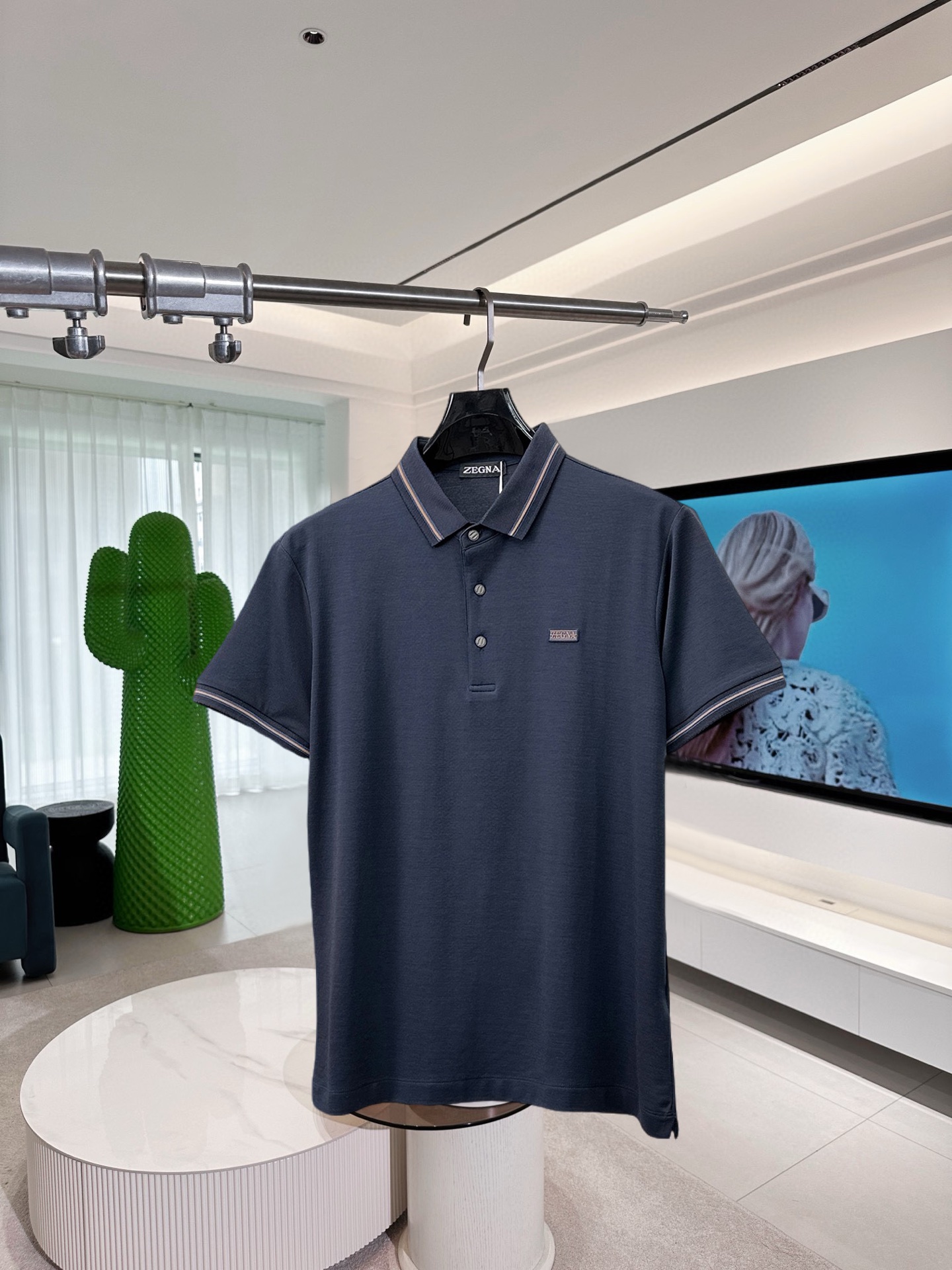 NO:910379,Ermenegildo Zegna 2026ss summer new letter logo men's lapel Polo shirt!  Classic business men's style, the ceiling-level business men's style of high-end men's clothing!  Simple and fashionable yet elegant, it looks great when worn alone, and quality control/details control can be taken away with your eyes closed. It is low-key, luxurious and connotative!  The custom-woven mesh pique cotton fabric supplied by the customer is carefully made. The mesh texture is evenly arranged on the surface of the fabric. It has excellent breathability and heat dissipation and perspiration. The upper body comfort is completely better than ordinary single-sided jersey tissue!  The classic brand LOGO on the chest is made with top-notch craftsmanship. The LOGO is three-dimensional, clear and full, and has extraordinary texture. Whether it is worn as an inner layer or worn alone, it is a classic product!  The exquisite tailoring process, every detail is handled very standard and delicately, which cannot be compared with other low-end products on the market. It is a must-have basic and versatile Polo shirt for men!  Various colors, sizes M-4xl,,zegna,19860909杰尼亚 2026ss夏季新款字母logo男士翻领Polo衫！经典商务男款,高端男装的天花板级别的商务男款！简约时尚大气不失优雅,单穿内搭体面过人,品质控/细节控的闭眼带走,低调又奢华有内涵！ 客供定织网眼珠地棉布精心制成,面料表面排列均匀整齐的网眼纹理,透气性和散热排汗性极佳,上身舒适程度完全优于普通单面汗布组织！胸前经典的品牌LOGO标识,采用顶级工艺打造,LOGO立体清晰饱满,质感非凡的特质,无论是内搭还是单穿都是一款经典领域的产品！精妙绝伦的裁剪工艺,每一个细节处理的非常标准细腻,非市面一般LOW货可以媲美的,男士必入基础百搭款Polo衫推荐！ 颜色多颜色 尺码M-4xl,,zegna,,Men's clothing