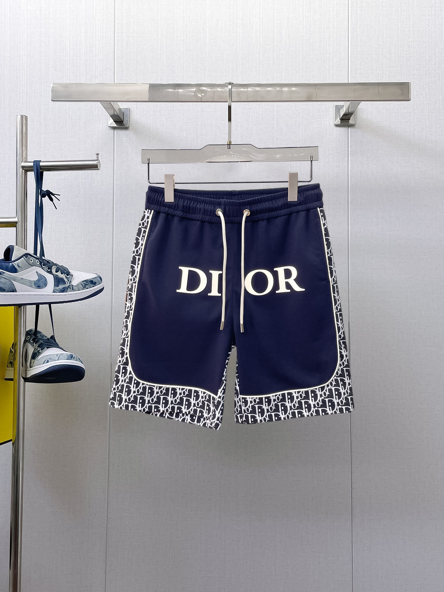 NO:933282,Dior's 2026 new summer men's casual shorts with three complete standards, advanced custom-made breathable fabrics, extremely breathable, elastic and comfortable, impeccable details, top-grade accessories, original logo design concept, delicate and soft feel!  The upper body shape is awesome!  Sizes M-XXXL, please state your height and weight when ordering, dior, shorts,19860909迪奥 三标齐全 2026夏季新款男士休闲短裤,高级定制面料透气面料 透气弹力舒适度极高,细节无可挑剔,顶级辅料配备,原版logo设计理念,手感细腻柔软！上身版型超赞！尺码M-XXXL下单报身高体重,,dior,shorts,,Men's clothing