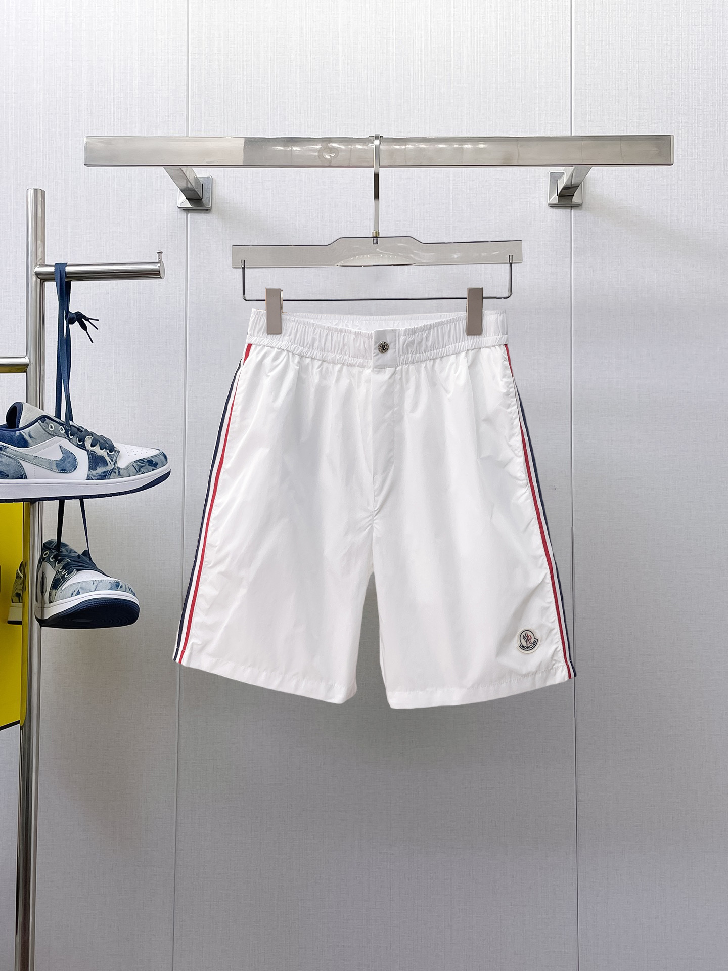 NO:933288,Mouth-mounted, complete with three standards, 2026 new summer men's casual shorts, advanced custom-made breathable fabrics, extremely breathable, elastic and comfortable, with impeccable details, top-grade accessories, original logo design concept, delicate and soft feel!  The upper body shape is awesome!  Sizes M-XXXL, please state your height and weight when ordering,,Moncler,shorts,19860909蒙口 三标齐全 2026夏季新款男士休闲短裤,高级定制面料透气面料 透气弹力舒适度极高,细节无可挑剔,顶级辅料配备,原版logo设计理念,手感细腻柔软！上身版型超赞！尺码M-XXXL下单报身高体重,,Moncler,shorts,,Men's clothing