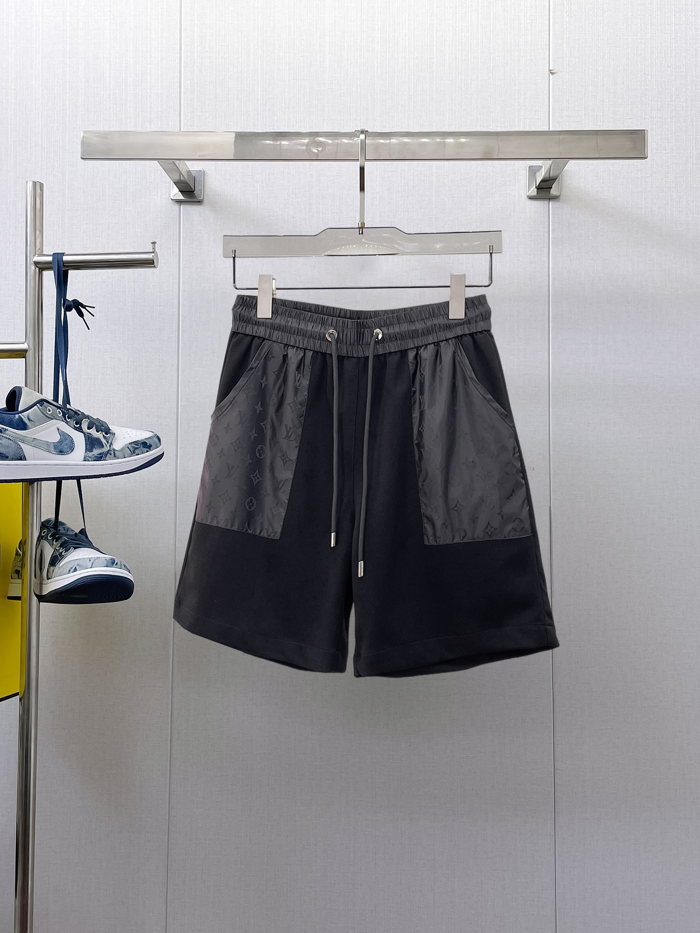 NO:933295,LV three-standard complete 2026 summer new men's casual shorts, advanced custom-made breathable fabrics, extremely breathable, elastic and comfortable, impeccable details, top-grade accessories, original logo design concept, delicate and soft feel!  The upper body shape is awesome!  Sizes M-XXXL, please state your height and weight when ordering,,louis vuitton,shorts,19860909LV 三标齐全 2026夏季新款男士休闲短裤,高级定制面料透气面料 透气弹力舒适度极高,细节无可挑剔,顶级辅料配备,原版logo设计理念,手感细腻柔软！上身版型超赞！尺码M-XXXL下单报身高体重,,louis vuitton,shorts,,Men's clothing