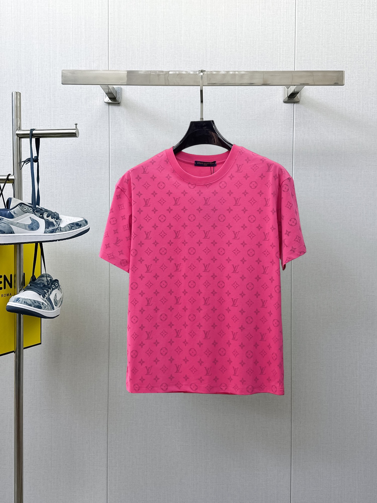 NO:933302,LV top products 2026 spring and summer new debut counter latest short-sleeved round neck T-shirt, high-end customization, avant-garde and fashionable design!  The brand logo is designed with heavy craftsmanship. High-end customized 260g fabric. Soft to the touch. Comfortable to wear. Exquisite stitching at the counter level. Fine workmanship. The upper body effect is incomparably handsome!  A must-have item for a stylish man!  Size M-XXXL,,louis vuitton,T-shirt,tees,t-shirt,19860909LV 顶级货品2026春夏新款首发专柜最新款短袖圆领T恤 高端订制 设计前卫时尚！品牌logo重工艺设计 高端定制260克面料.手感柔软.穿着舒适.专柜级别精致车线.做工精细.上身效果无敌帅气！型男必备单品！码数M-XXXL,,louis vuitton,T-shirt,tees，t-shirt,,Men's clothing