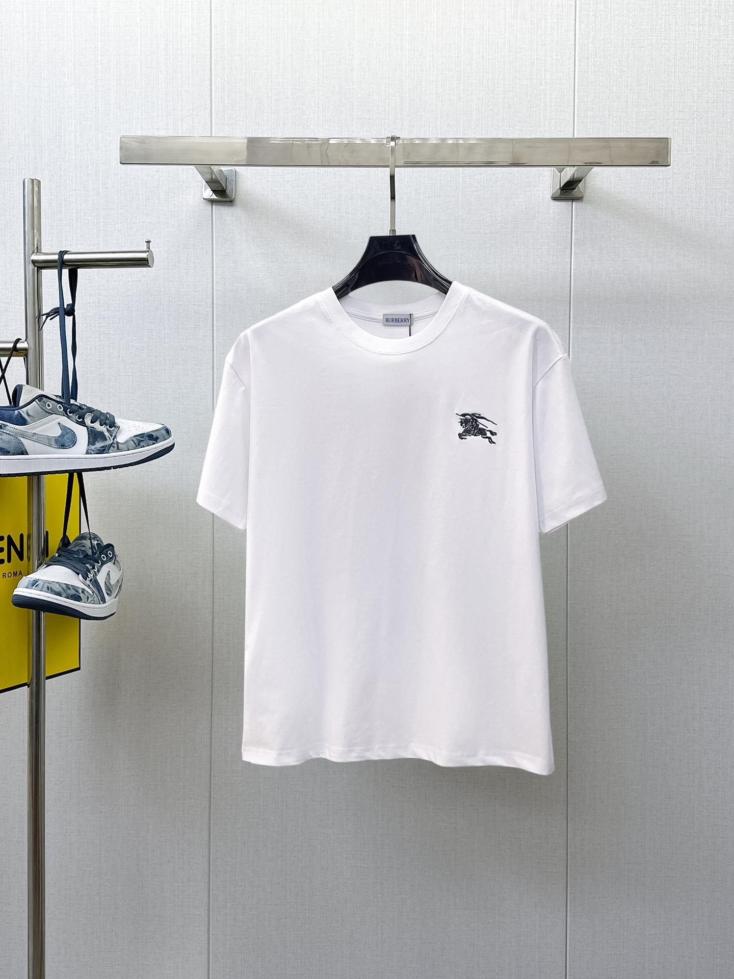NO:933246,Burberry's top products 2026 spring and summer new debut counter latest short-sleeved round neck T-shirt, high-end custom design, avant-garde and fashionable!  The brand logo is designed with heavy craftsmanship. High-end customized 260g fabric. Soft to the touch. Comfortable to wear. Exquisite stitching at the counter level. Fine workmanship. The upper body effect is incomparably handsome!  A must-have item for a stylish man!  Size M-XXXL,,burberry,T-shirt,tees,t-shirt,19860909巴宝莉 顶级货品2026春夏新款首发专柜最新款短袖圆领T恤 高端订制 设计前卫时尚！品牌logo重工艺设计 高端定制260克面料.手感柔软.穿着舒适.专柜级别精致车线.做工精细.上身效果无敌帅气！型男必备单品！码数M-XXXL,,burberry,T-shirt,tees，t-shirt,,Men's clothing