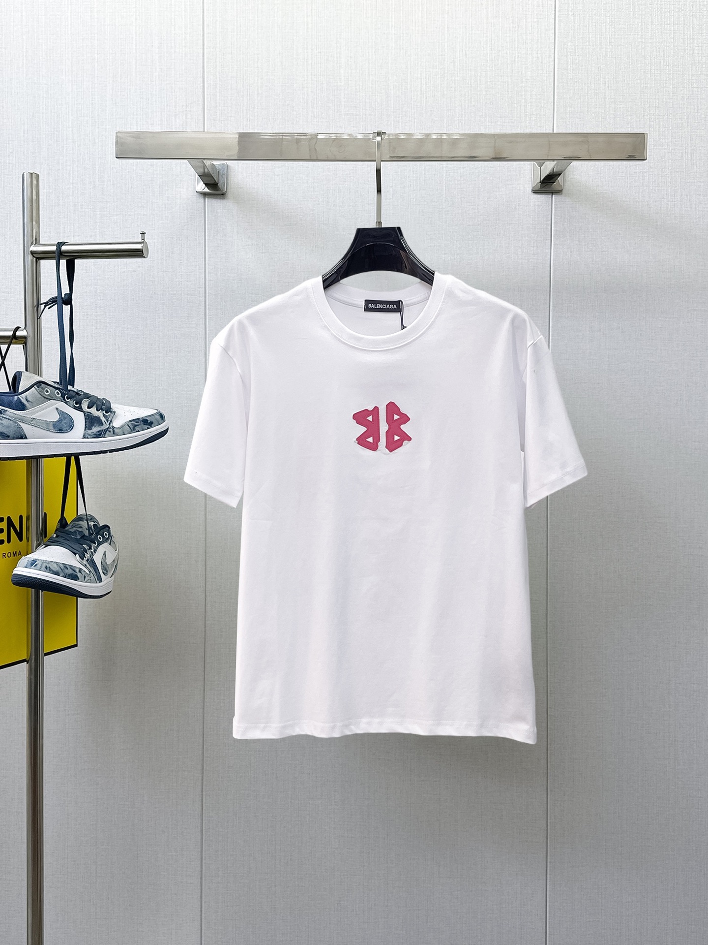 NO:933252,Balenciaga's top products 2026 spring and summer new debut counter latest short-sleeved round neck T-shirt, high-end customization, avant-garde and fashionable design!  The brand logo is designed with heavy craftsmanship. High-end customized 260g fabric. Soft to the touch. Comfortable to wear. Exquisite stitching at the counter level. Fine workmanship. The upper body effect is incomparably handsome!  A must-have item for a stylish man!  Size M-XXXL,,balenciaga,T-shirt,tees,t-shirt,19860909巴黎世家 顶级货品2026春夏新款首发专柜最新款短袖圆领T恤 高端订制 设计前卫时尚！品牌logo重工艺设计 高端定制260克面料.手感柔软.穿着舒适.专柜级别精致车线.做工精细.上身效果无敌帅气！型男必备单品！码数M-XXXL,,balenciaga,T-shirt,tees，t-shirt,,Men's clothing