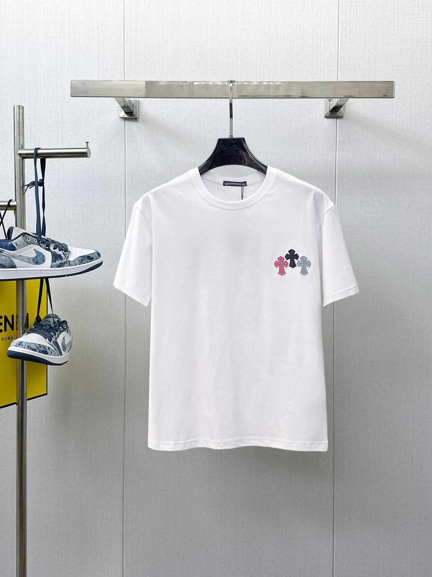 NO:933258,Kroxin's top products 2026 spring and summer new debut counter latest short-sleeved round neck T-shirt, high-end custom design, avant-garde and fashionable!  The brand logo is designed with heavy craftsmanship. High-end customized 260g fabric. Soft to the touch. Comfortable to wear. Exquisite stitching at the counter level. Fine workmanship. The upper body effect is incomparably handsome!  A must-have item for a stylish man!  Size M-XXXL,,chrome hearts,T-shirt,tees,t-shirt,19860909克罗心 顶级货品2026春夏新款首发专柜最新款短袖圆领T恤 高端订制 设计前卫时尚！品牌logo重工艺设计 高端定制260克面料.手感柔软.穿着舒适.专柜级别精致车线.做工精细.上身效果无敌帅气！型男必备单品！码数M-XXXL,,chrome hearts,T-shirt,tees，t-shirt,,Men's clothing
