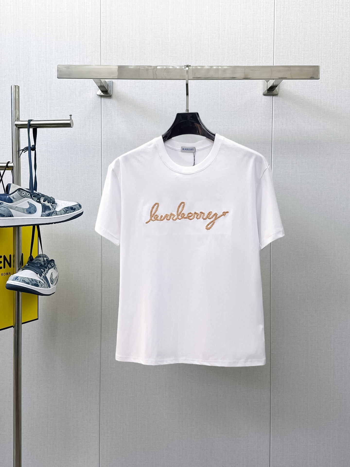 NO:933264,Burberry's top products 2026 spring and summer new debut counter latest short-sleeved round neck T-shirt, high-end custom design, avant-garde and fashionable!  The brand logo is designed with heavy craftsmanship. High-end customized 260g fabric. Soft to the touch. Comfortable to wear. Exquisite stitching at the counter level. Fine workmanship. The upper body effect is incomparably handsome!  A must-have item for a stylish man!  Size M-XXXL,,burberry,T-shirt,tees,t-shirt,19860909巴宝莉 顶级货品2026春夏新款首发专柜最新款短袖圆领T恤 高端订制 设计前卫时尚！品牌logo重工艺设计 高端定制260克面料.手感柔软.穿着舒适.专柜级别精致车线.做工精细.上身效果无敌帅气！型男必备单品！码数M-XXXL,,burberry,T-shirt,tees，t-shirt,,Men's clothing