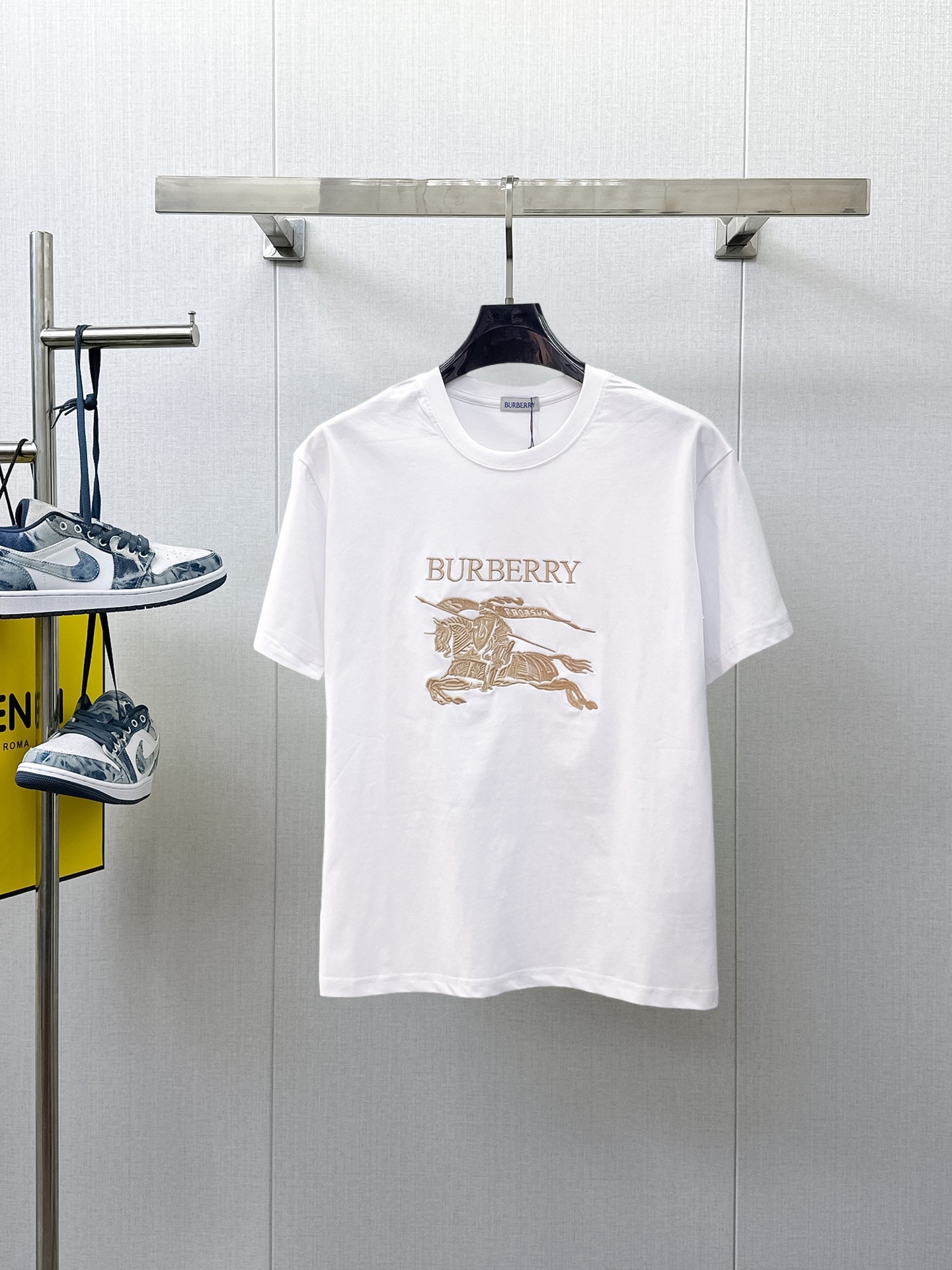 NO:933277,Burberry's top products 2026 spring and summer new debut counter latest short-sleeved round neck T-shirt, high-end custom design, avant-garde and fashionable!  The brand logo is designed with heavy craftsmanship. High-end customized 260g fabric. Soft to the touch. Comfortable to wear. Exquisite stitching at the counter level. Fine workmanship. The upper body effect is incomparably handsome!  A must-have item for a stylish man!  Size M-XXXL,,burberry,T-shirt,tees,t-shirt,19860909巴宝莉 顶级货品2026春夏新款首发专柜最新款短袖圆领T恤 高端订制 设计前卫时尚！品牌logo重工艺设计 高端定制260克面料.手感柔软.穿着舒适.专柜级别精致车线.做工精细.上身效果无敌帅气！型男必备单品！码数M-XXXL,,burberry,T-shirt,tees，t-shirt,,Men's clothing