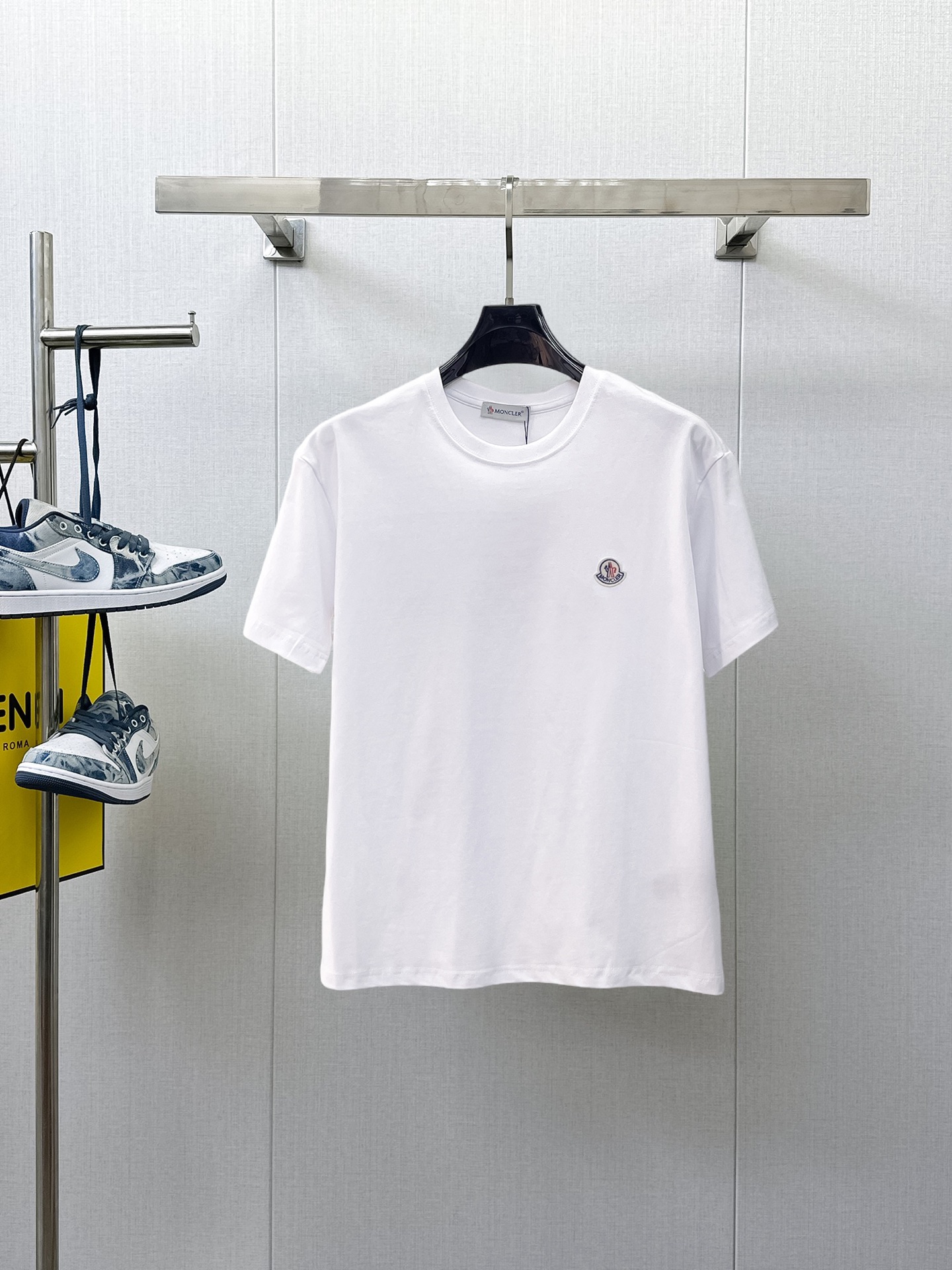 NO:933283,Mengkou's top products 2026 spring and summer new debut counter latest short-sleeved round neck T-shirt, high-end custom design, avant-garde and fashionable!  The brand logo is designed with heavy craftsmanship. High-end customized 260g fabric. Soft to the touch. Comfortable to wear. Exquisite stitching at the counter level. Fine workmanship. The upper body effect is incomparably handsome!  A must-have item for a stylish man!  Size M-XXXL,,Moncler,T-shirt,tees,t-shirt,19860909蒙口 顶级货品2026春夏新款首发专柜最新款短袖圆领T恤 高端订制 设计前卫时尚！品牌logo重工艺设计 高端定制260克面料.手感柔软.穿着舒适.专柜级别精致车线.做工精细.上身效果无敌帅气！型男必备单品！码数M-XXXL,,Moncler,T-shirt,tees，t-shirt,,Men's clothing