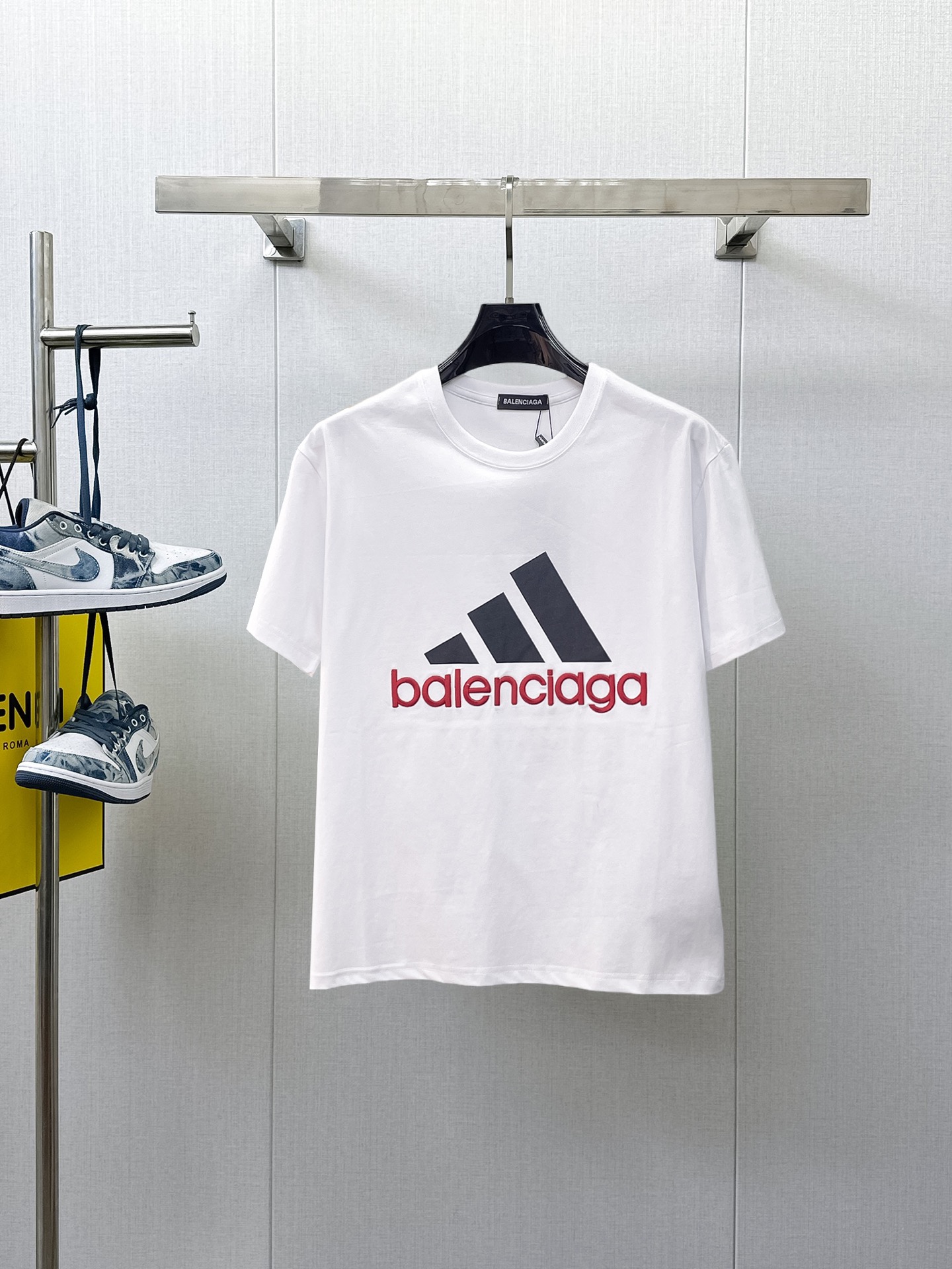 NO:933290,Balenciaga's top products 2026 spring and summer new debut counter latest short-sleeved round neck T-shirt, high-end customization, avant-garde and fashionable design!  The brand logo is designed with heavy craftsmanship. High-end customized 260g fabric. Soft to the touch. Comfortable to wear. Exquisite stitching at the counter level. Fine workmanship. The upper body effect is incomparably handsome!  A must-have item for a stylish man!  Size M-XXXL,,balenciaga,T-shirt,tees,t-shirt,19860909巴黎世家 顶级货品2026春夏新款首发专柜最新款短袖圆领T恤 高端订制 设计前卫时尚！品牌logo重工艺设计 高端定制260克面料.手感柔软.穿着舒适.专柜级别精致车线.做工精细.上身效果无敌帅气！型男必备单品！码数M-XXXL,,balenciaga,T-shirt,tees，t-shirt,,Men's clothing