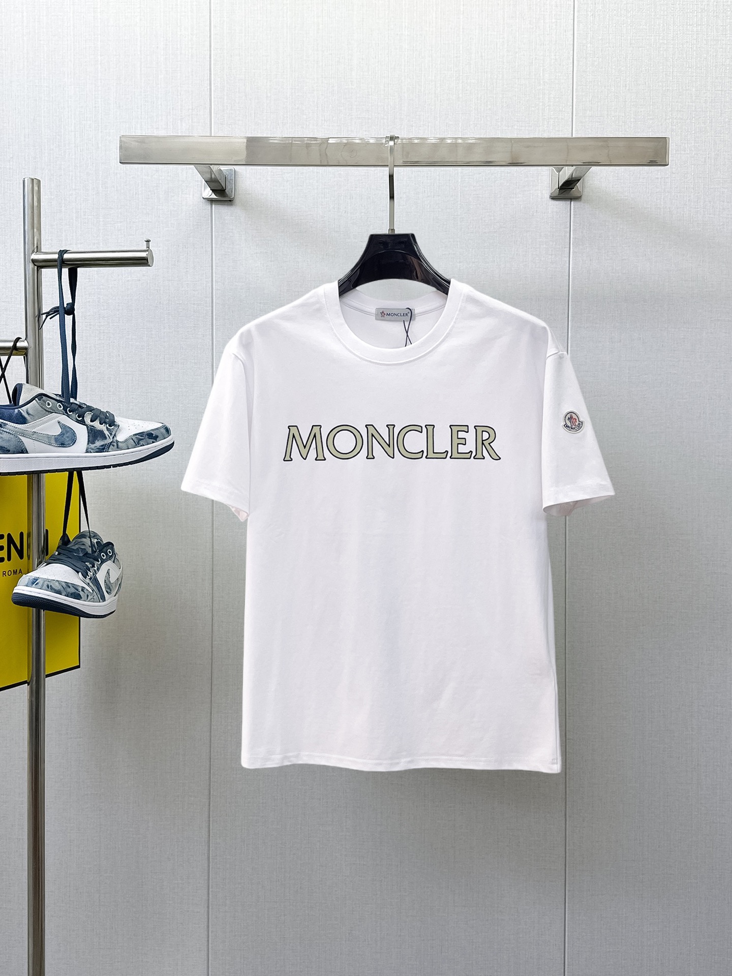 NO:933297,Mengkou's top products 2026 spring and summer new debut counter latest short-sleeved round neck T-shirt, high-end custom design, avant-garde and fashionable!  The brand logo is designed with heavy craftsmanship. High-end customized 260g fabric. Soft to the touch. Comfortable to wear. Exquisite stitching at the counter level. Fine workmanship. The upper body effect is incomparably handsome!  A must-have item for a stylish man!  Size M-XXXL,,Moncler,T-shirt,tees,t-shirt,19860909蒙口 顶级货品2026春夏新款首发专柜最新款短袖圆领T恤 高端订制 设计前卫时尚！品牌logo重工艺设计 高端定制260克面料.手感柔软.穿着舒适.专柜级别精致车线.做工精细.上身效果无敌帅气！型男必备单品！码数M-XXXL,,Moncler,T-shirt,tees，t-shirt,,Men's clothing