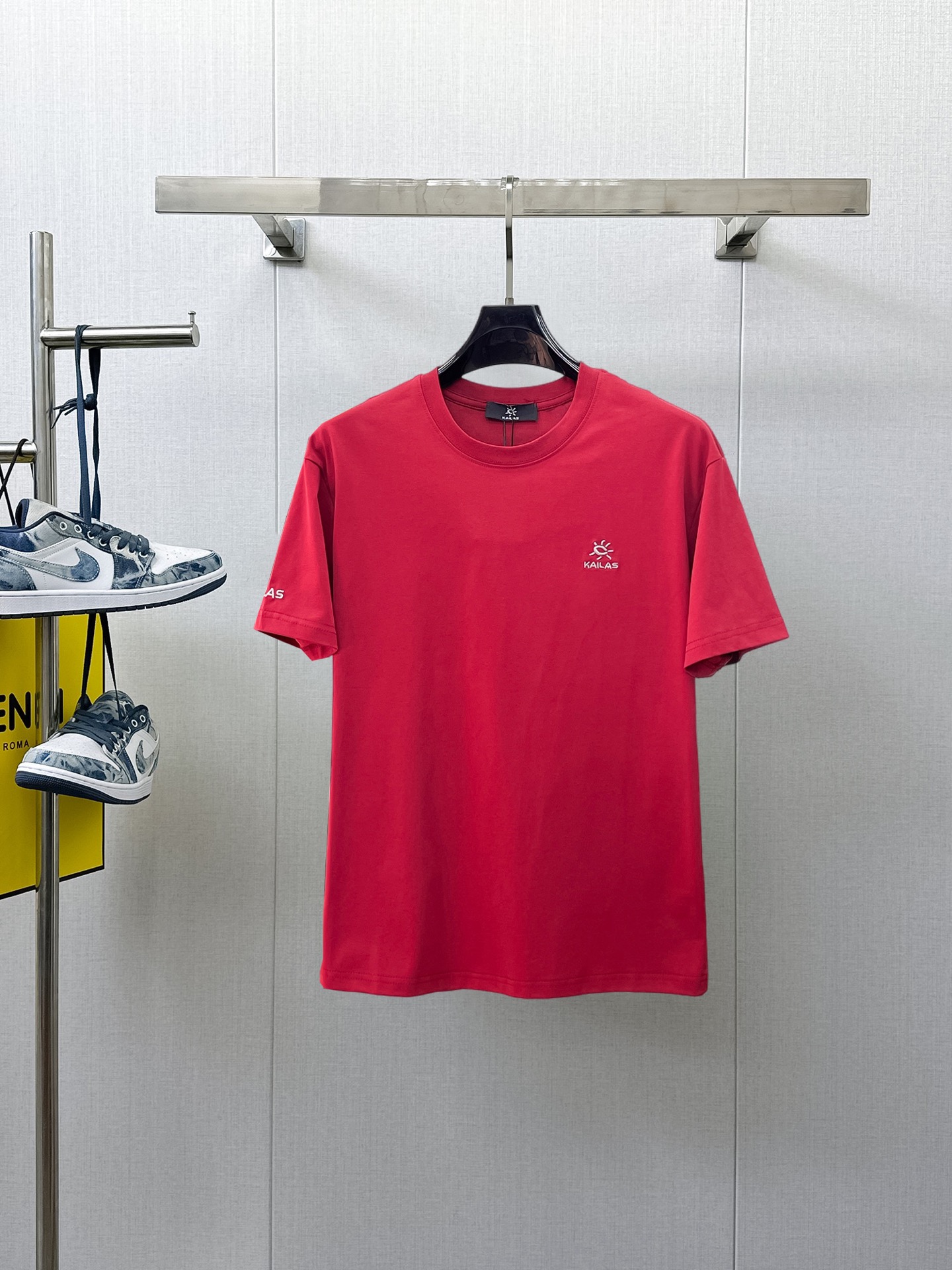 NO:933310,Kailer Stone's top products 2026 spring and summer new debut counter, the latest short-sleeved round neck T-shirt, high-end customization, avant-garde and fashionable design!  The brand logo is designed with heavy craftsmanship. High-end customized 260g fabric. Soft to the touch. Comfortable to wear. Exquisite stitching at the counter level. Fine workmanship. The upper body effect is incomparably handsome!  A must-have item for a stylish man!  Size M-XXXL,,T-shirt,tees,t-shirt,19860909凯乐石 顶级货品2026春夏新款首发专柜最新款短袖圆领T恤 高端订制 设计前卫时尚！品牌logo重工艺设计 高端定制260克面料.手感柔软.穿着舒适.专柜级别精致车线.做工精细.上身效果无敌帅气！型男必备单品！码数M-XXXL,,T-shirt,tees，t-shirt,,Men's clothing
