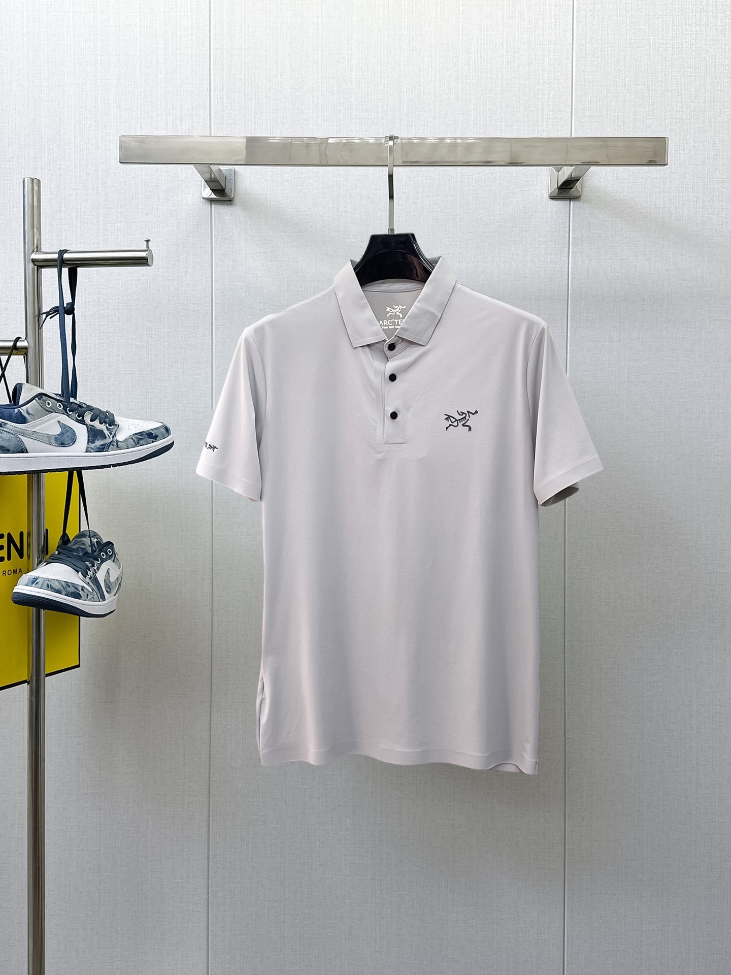 NO:933326,Arc'teryx 2026ss summer new letter logo men's lapel Polo shirt!  Classic business men's style, the ceiling-level business men's style of high-end men's clothing!  Simple and fashionable yet elegant, it looks great when worn alone, and quality control/details control can be taken away with your eyes closed. It is low-key, luxurious and connotative!  The custom-woven mesh pique cotton fabric supplied by the customer is carefully made. The mesh texture is evenly arranged on the surface of the fabric. It has excellent breathability and heat dissipation and perspiration. The upper body comfort is completely better than ordinary single-sided jersey tissue!  The classic brand LOGO on the chest is made with top-notch craftsmanship. The LOGO is three-dimensional, clear and full, and has extraordinary texture. Whether it is worn as an inner layer or worn alone, it is a classic product!  The exquisite tailoring process, every detail is handled very standard and delicately, which cannot be compared with other low-end products on the market. It is a must-have basic and versatile Polo shirt for men!  Various colors, sizes M-3xl, arc'teryx,19860909始祖鸟 2026ss夏季新款字母logo男士翻领Polo衫！经典商务男款,高端男装的天花板级别的商务男款！简约时尚大气不失优雅,单穿内搭体面过人,品质控/细节控的闭眼带走,低调又奢华有内涵！ 客供定织网眼珠地棉布精心制成,面料表面排列均匀整齐的网眼纹理,透气性和散热排汗性极佳,上身舒适程度完全优于普通单面汗布组织！胸前经典的品牌LOGO标识,采用顶级工艺打造,LOGO立体清晰饱满,质感非凡的特质,无论是内搭还是单穿都是一款经典领域的产品！精妙绝伦的裁剪工艺,每一个细节处理的非常标准细腻,非市面一般LOW货可以媲美的,男士必入基础百搭款Polo衫推荐！ 颜色多颜色 尺码M-3xl,arc'teryx,,Men's clothing