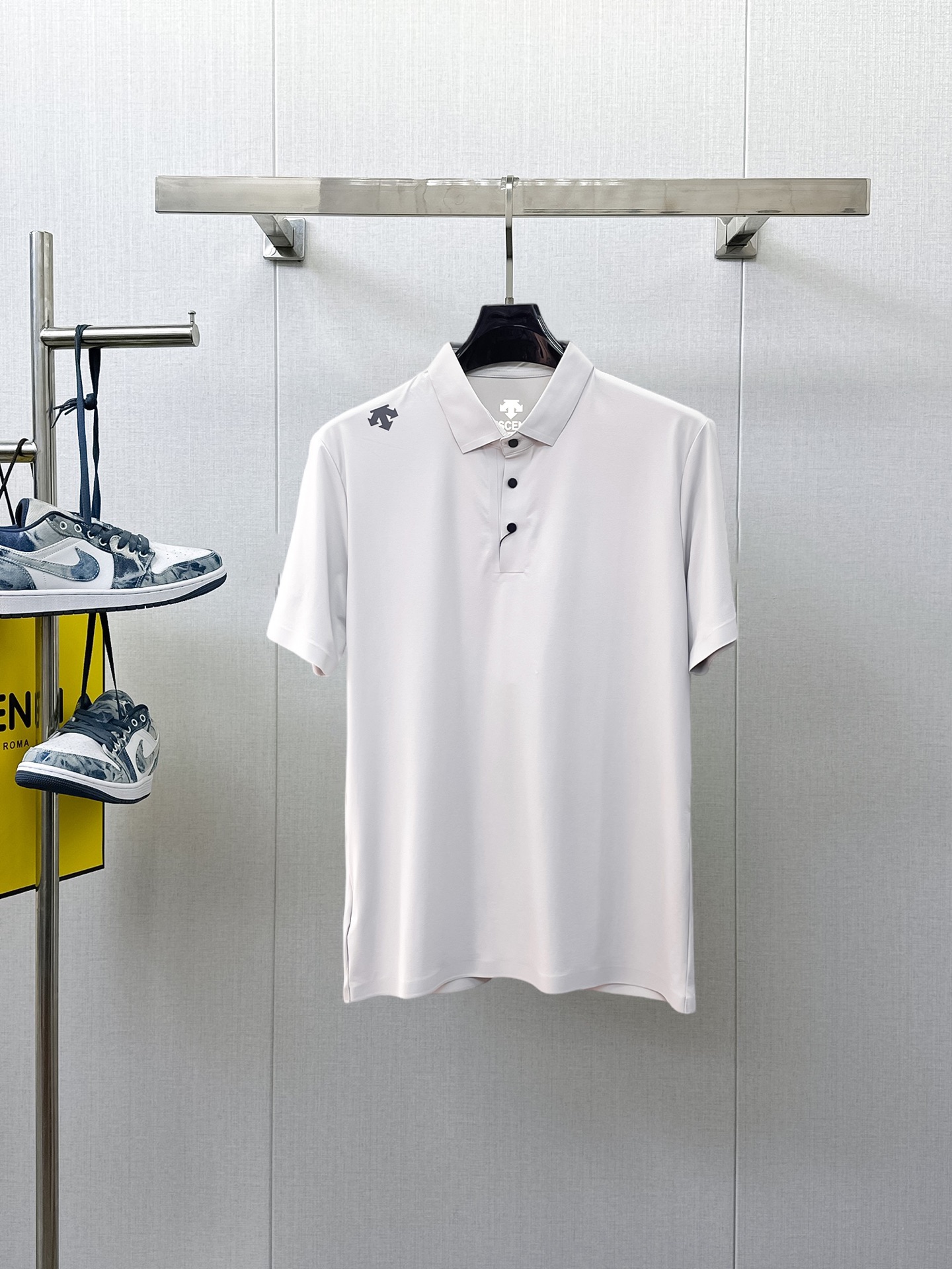 NO:933334,Descente 2026ss summer new letter logo men's lapel polo shirt!  Classic business men's style, the ceiling-level business men's style of high-end men's clothing!  Simple and fashionable yet elegant, it looks great when worn alone, and quality control/details control can be taken away with your eyes closed. It is low-key, luxurious and connotative!  The custom-woven mesh pique cotton fabric supplied by the customer is carefully made. The mesh texture is evenly arranged on the surface of the fabric. It has excellent breathability and heat dissipation and perspiration. The upper body comfort is completely better than ordinary single-sided jersey tissue!  The classic brand LOGO on the chest is made with top-notch craftsmanship. The LOGO is three-dimensional, clear and full, and has extraordinary texture. Whether it is worn as an inner layer or worn alone, it is a classic product!  The exquisite tailoring process, every detail is handled very standard and delicately, which cannot be compared with other low-end products on the market. It is a must-have basic and versatile Polo shirt for men!  Various colors, sizes M-3xl,,19860909迪桑特 2026ss夏季新款字母logo男士翻领Polo衫！经典商务男款,高端男装的天花板级别的商务男款！简约时尚大气不失优雅,单穿内搭体面过人,品质控/细节控的闭眼带走,低调又奢华有内涵！ 客供定织网眼珠地棉布精心制成,面料表面排列均匀整齐的网眼纹理,透气性和散热排汗性极佳,上身舒适程度完全优于普通单面汗布组织！胸前经典的品牌LOGO标识,采用顶级工艺打造,LOGO立体清晰饱满,质感非凡的特质,无论是内搭还是单穿都是一款经典领域的产品！精妙绝伦的裁剪工艺,每一个细节处理的非常标准细腻,非市面一般LOW货可以媲美的,男士必入基础百搭款Polo衫推荐！ 颜色多颜色 尺码M-3xl,,,Men's clothing