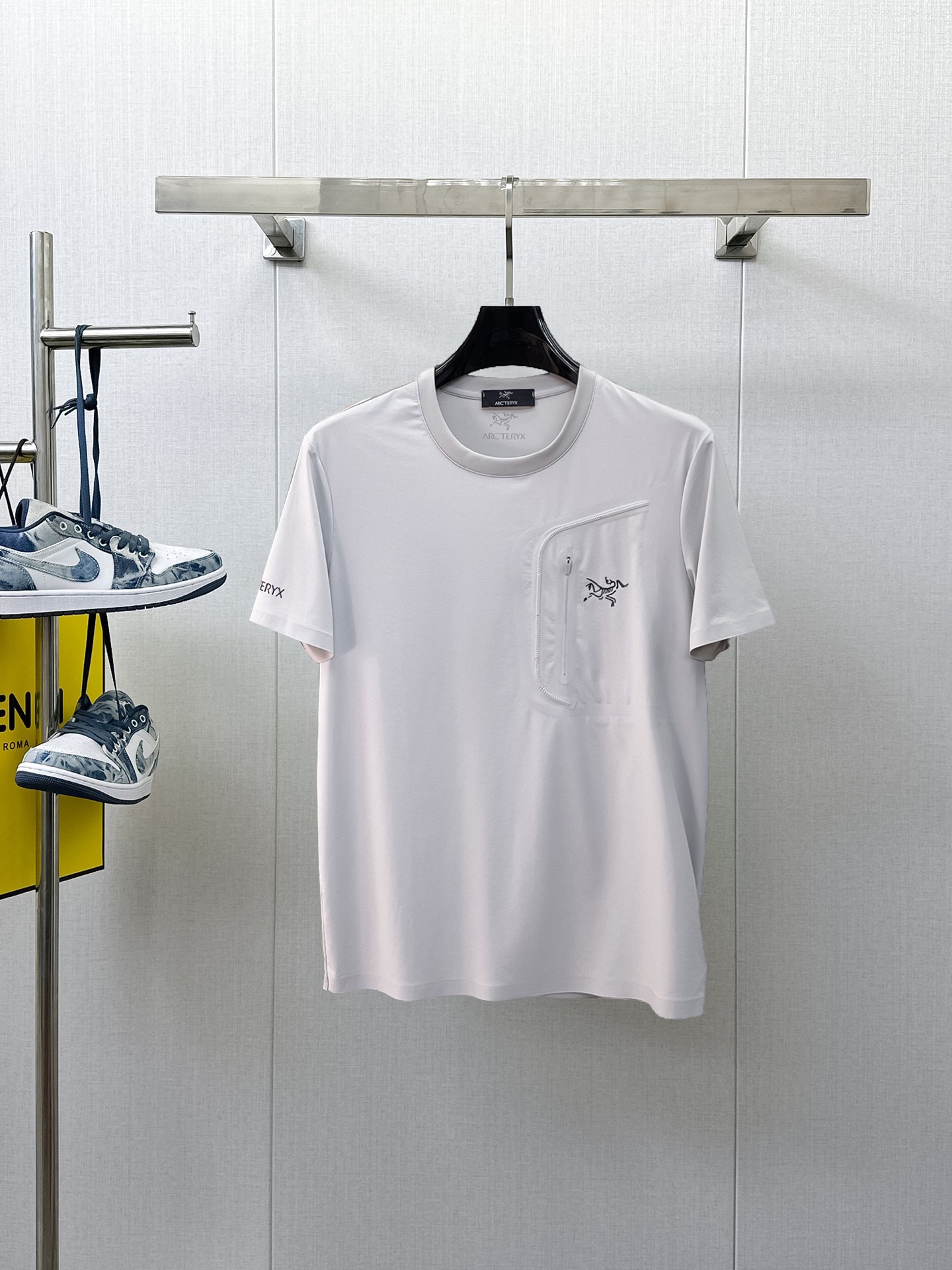 NO:933342,Arc'teryx's top products 2026 spring and summer new debut counter latest short-sleeved round neck T-shirt high-end custom design avant-garde fashion!  The brand logo is designed with heavy craftsmanship. High-end customized quick-drying fabrics. Soft to the touch. Comfortable to wear. Exquisite stitching at the counter level. Fine workmanship. The upper body effect is incomparably handsome!  A must-have item for a stylish man!  Size M-XXXL,arc'teryx,T-shirt,tees,t-shirt,19860909始祖鸟 顶级货品2026春夏新款首发专柜最新款短袖圆领T恤 高端订制 设计前卫时尚！品牌logo重工艺设计 高端定制速干面料.手感柔软.穿着舒适.专柜级别精致车线.做工精细.上身效果无敌帅气！型男必备单品！码数M-XXXL,arc'teryx,T-shirt,tees，t-shirt,,Men's clothing