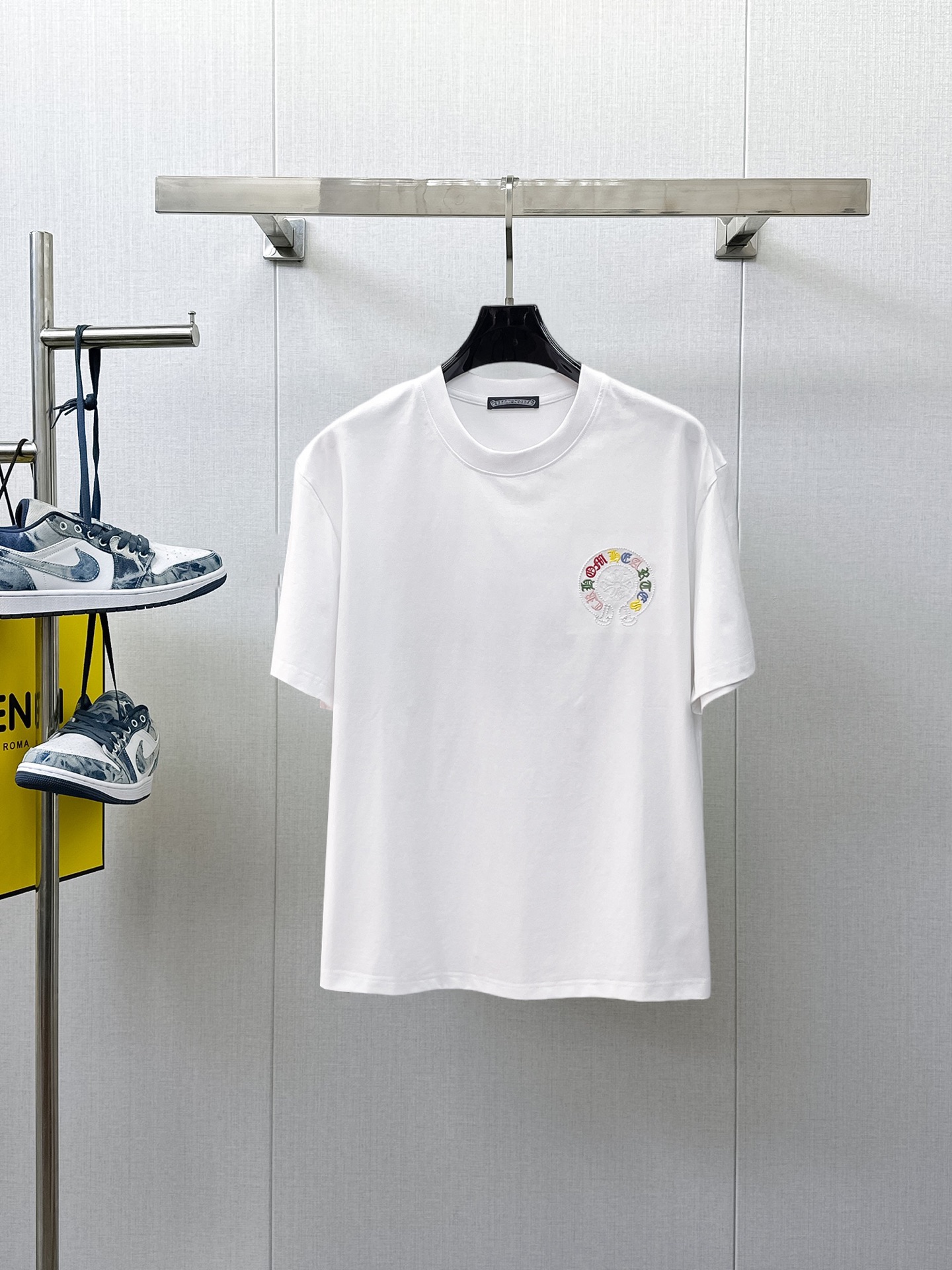 NO:933350,Kroxin's top products 2026 spring and summer new debut counter latest short-sleeved round neck T-shirt, high-end custom design, avant-garde and fashionable!  The brand logo is designed with heavy craftsmanship. High-end customized 260g fabric. Soft to the touch. Comfortable to wear. Exquisite stitching at the counter level. Fine workmanship. The upper body effect is incomparably handsome!  A must-have item for a stylish man!  Size M-XXXL,,chrome hearts,T-shirt,tees,t-shirt,19860909克罗心 顶级货品2026春夏新款首发专柜最新款短袖圆领T恤 高端订制 设计前卫时尚！品牌logo重工艺设计 高端定制260克面料.手感柔软.穿着舒适.专柜级别精致车线.做工精细.上身效果无敌帅气！型男必备单品！码数M-XXXL,,chrome hearts,T-shirt,tees，t-shirt,,Men's clothing