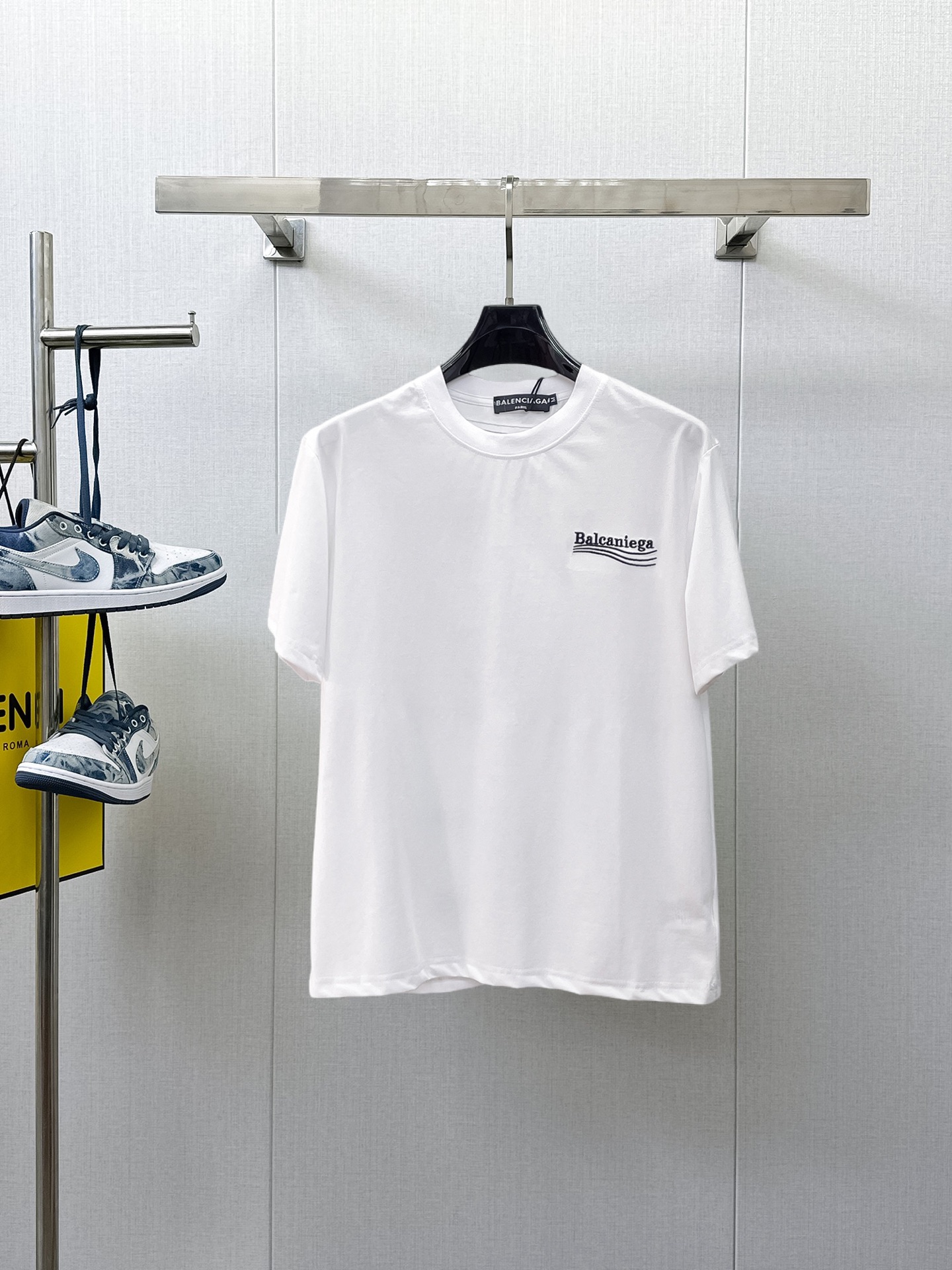 NO:933359,Balenciaga's top products 2026 spring and summer new debut counter latest short-sleeved round neck T-shirt, high-end customization, avant-garde and fashionable design!  The brand logo is designed with heavy craftsmanship. High-end customized 260g fabric. Soft to the touch. Comfortable to wear. Exquisite stitching at the counter level. Fine workmanship. The upper body effect is incomparably handsome!  A must-have item for a stylish man!  Size M-XXXL,,balenciaga,T-shirt,tees,t-shirt,19860909巴黎世家 顶级货品2026春夏新款首发专柜最新款短袖圆领T恤 高端订制 设计前卫时尚！品牌logo重工艺设计 高端定制260克面料.手感柔软.穿着舒适.专柜级别精致车线.做工精细.上身效果无敌帅气！型男必备单品！码数M-XXXL,,balenciaga,T-shirt,tees，t-shirt,,Men's clothing