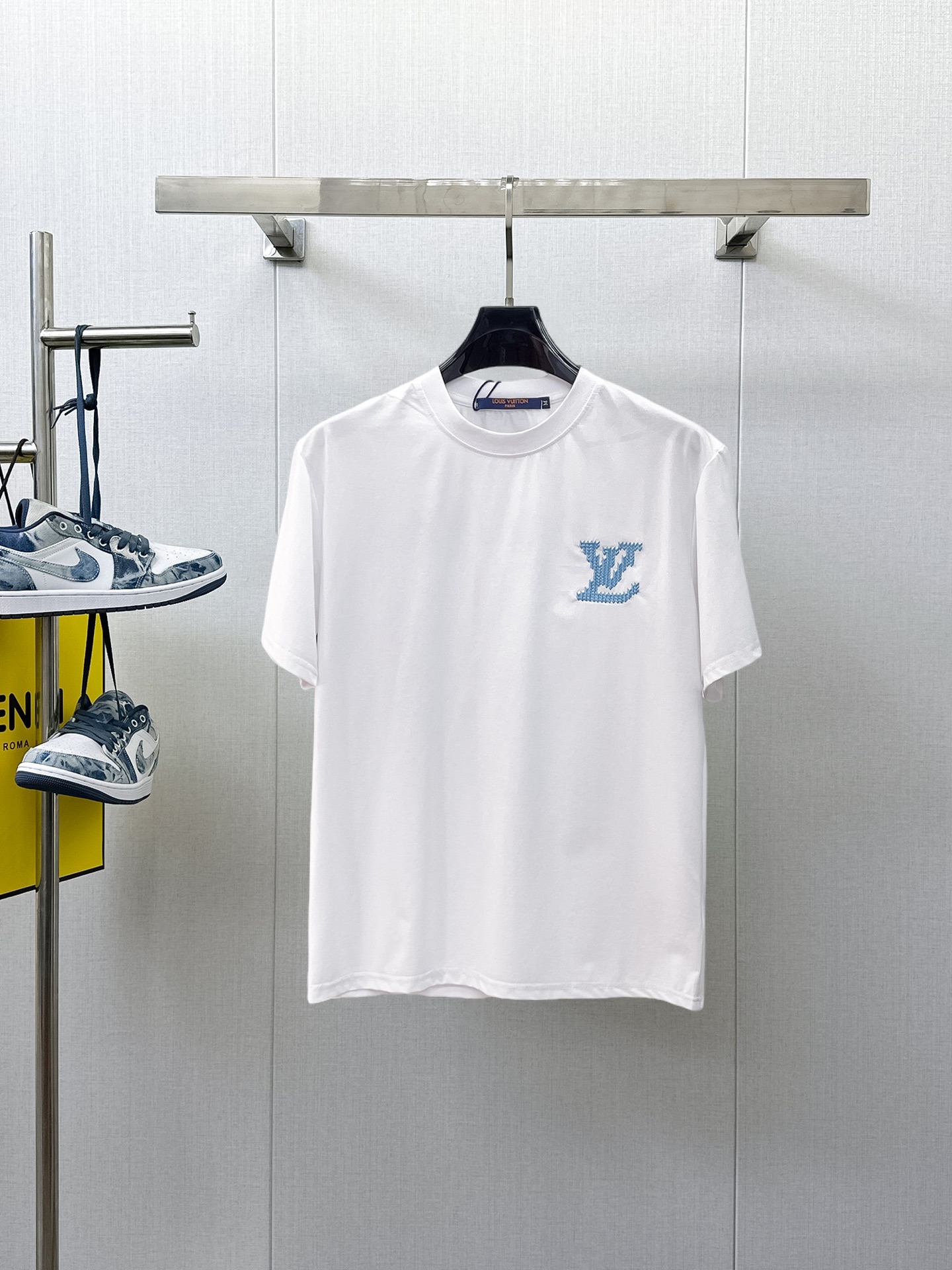 NO:933368,LV top products 2026 spring and summer new debut counter latest short-sleeved round neck T-shirt, high-end customization, avant-garde and fashionable design!  The brand logo is designed with heavy craftsmanship. High-end customized 260g fabric. Soft to the touch. Comfortable to wear. Exquisite stitching at the counter level. Fine workmanship. The upper body effect is incomparably handsome!  A must-have item for a stylish man!  Size M-XXXL,,louis vuitton,T-shirt,tees,t-shirt,19860909LV 顶级货品2026春夏新款首发专柜最新款短袖圆领T恤 高端订制 设计前卫时尚！品牌logo重工艺设计 高端定制260克面料.手感柔软.穿着舒适.专柜级别精致车线.做工精细.上身效果无敌帅气！型男必备单品！码数M-XXXL,,louis vuitton,T-shirt,tees，t-shirt,,Men's clothing