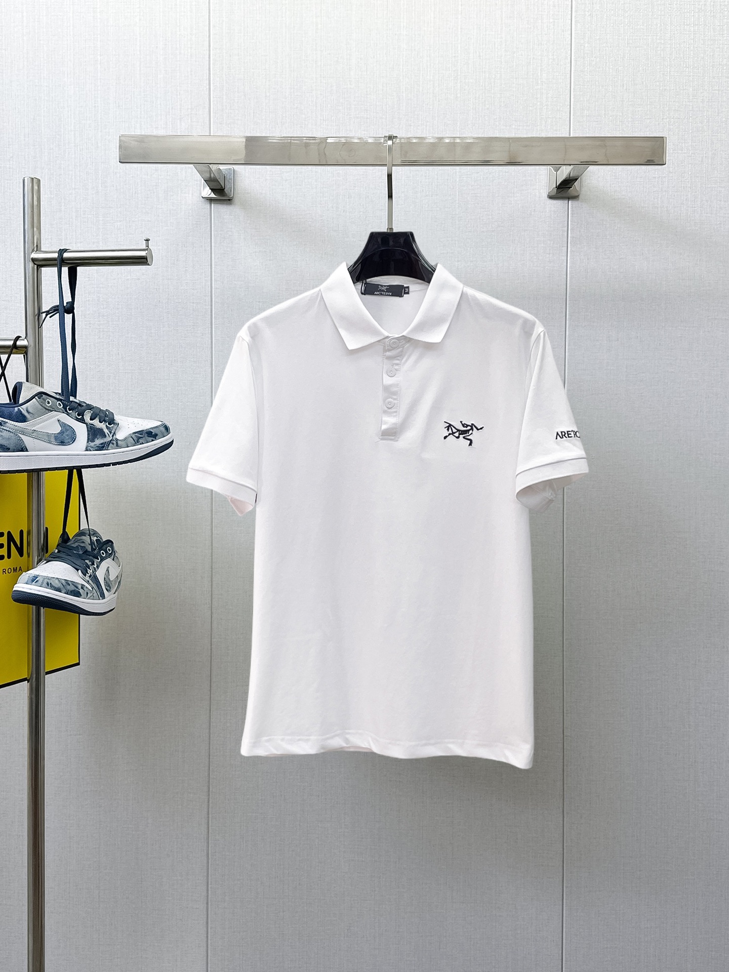 NO:933377,Arc'teryx 2026ss summer new letter logo men's lapel Polo shirt!  Classic business men's style, the ceiling-level business men's style of high-end men's clothing!  Simple and fashionable yet elegant, it looks great when worn alone, and the quality/details control can be taken away with your eyes closed. It is low-key, luxurious and connotative!  The custom-woven mesh pique cotton fabric supplied by the customer is carefully made. The mesh texture is evenly arranged on the surface of the fabric. It has excellent breathability and heat dissipation and perspiration. The upper body comfort is completely better than ordinary single-sided jersey tissue!  The classic brand LOGO on the chest is made with top-notch craftsmanship. The LOGO is three-dimensional, clear and full, and has extraordinary texture. Whether it is worn as an inner layer or worn alone, it is a classic product!  The exquisite tailoring process, every detail is handled very standard and delicately, which cannot be compared with other low-end products on the market. It is a must-have basic and versatile Polo shirt for men!  Various colors, sizes M-3xl, arc'teryx,19860909始祖鸟 2026ss夏季新款字母logo男士翻领Polo衫！经典商务男款,高端男装的天花板级别的商务男款！简约时尚大气不失优雅,单穿内搭体面过人,品质控/细节控的闭眼带走,低调又奢华有内涵！ 客供定织网眼珠地棉布精心制成,面料表面排列均匀整齐的网眼纹理,透气性和散热排汗性极佳,上身舒适程度完全优于普通单面汗布组织！胸前经典的品牌LOGO标识,采用顶级工艺打造,LOGO立体清晰饱满,质感非凡的特质,无论是内搭还是单穿都是一款经典领域的产品！精妙绝伦的裁剪工艺,每一个细节处理的非常标准细腻,非市面一般LOW货可以媲美的,男士必入基础百搭款Polo衫推荐！ 颜色多颜色 尺码M-3xl,arc'teryx,,Men's clothing