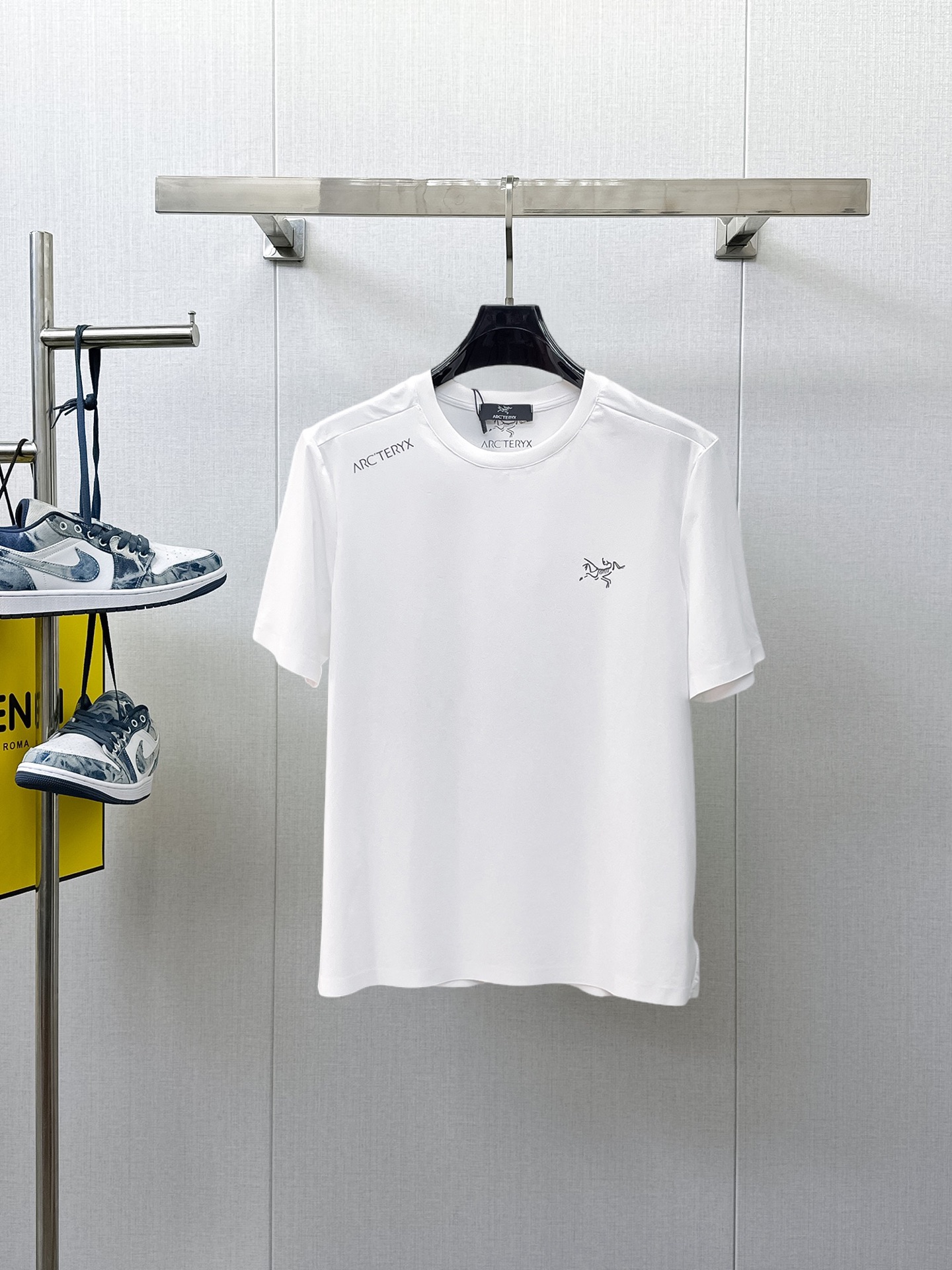 NO:933386,Arc'teryx's top products 2026 spring and summer new debut counter latest short-sleeved round neck T-shirt high-end custom design avant-garde fashion!  The brand logo is designed with heavy craftsmanship. High-end customized quick-drying fabrics. Soft to the touch. Comfortable to wear. Exquisite stitching at the counter level. Fine workmanship. The upper body effect is incomparably handsome!  A must-have item for a stylish man!  Size M-XXXL,arc'teryx,T-shirt,tees,t-shirt,19860909始祖鸟 顶级货品2026春夏新款首发专柜最新款短袖圆领T恤 高端订制 设计前卫时尚！品牌logo重工艺设计 高端定制速干面料.手感柔软.穿着舒适.专柜级别精致车线.做工精细.上身效果无敌帅气！型男必备单品！码数M-XXXL,arc'teryx,T-shirt,tees，t-shirt,,Men's clothing