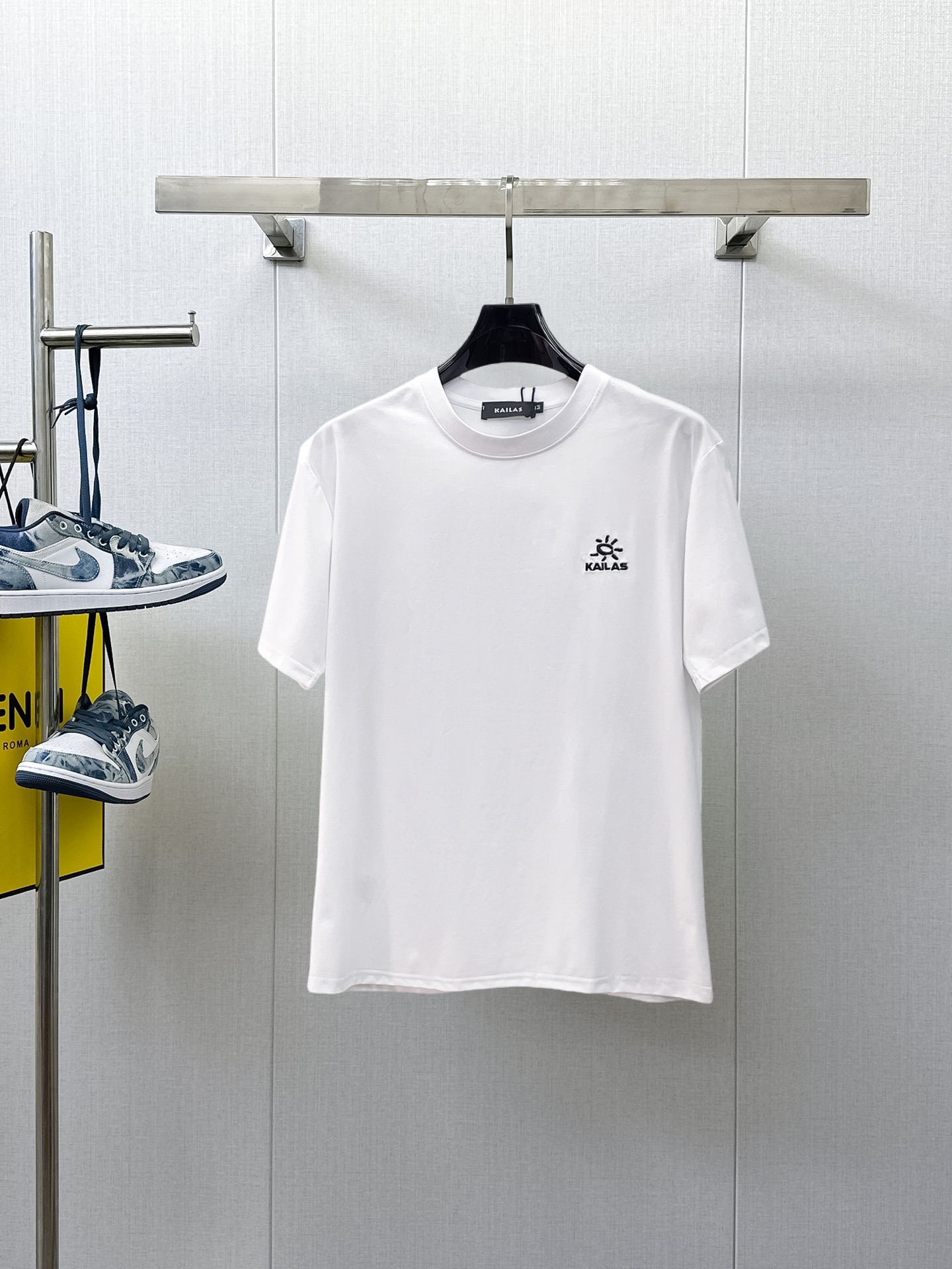 NO:933312,Kailer Stone's top products 2026 spring and summer new debut counter latest short-sleeved round neck T-shirt, high-end custom design, avant-garde and fashionable!  The brand logo is designed with heavy craftsmanship. High-end customized 260g fabric. Soft to the touch. Comfortable to wear. Exquisite stitching at the counter level. Fine workmanship. The upper body effect is incomparably handsome!  A must-have item for a stylish man!  Size M-XXXL,,T-shirt,tees,t-shirt,19860909凯乐石 顶级货品2026春夏新款首发专柜最新款短袖圆领T恤 高端订制 设计前卫时尚！品牌logo重工艺设计 高端定制260克面料.手感柔软.穿着舒适.专柜级别精致车线.做工精细.上身效果无敌帅气！型男必备单品！码数M-XXXL,,T-shirt,tees，t-shirt,,Men's clothing