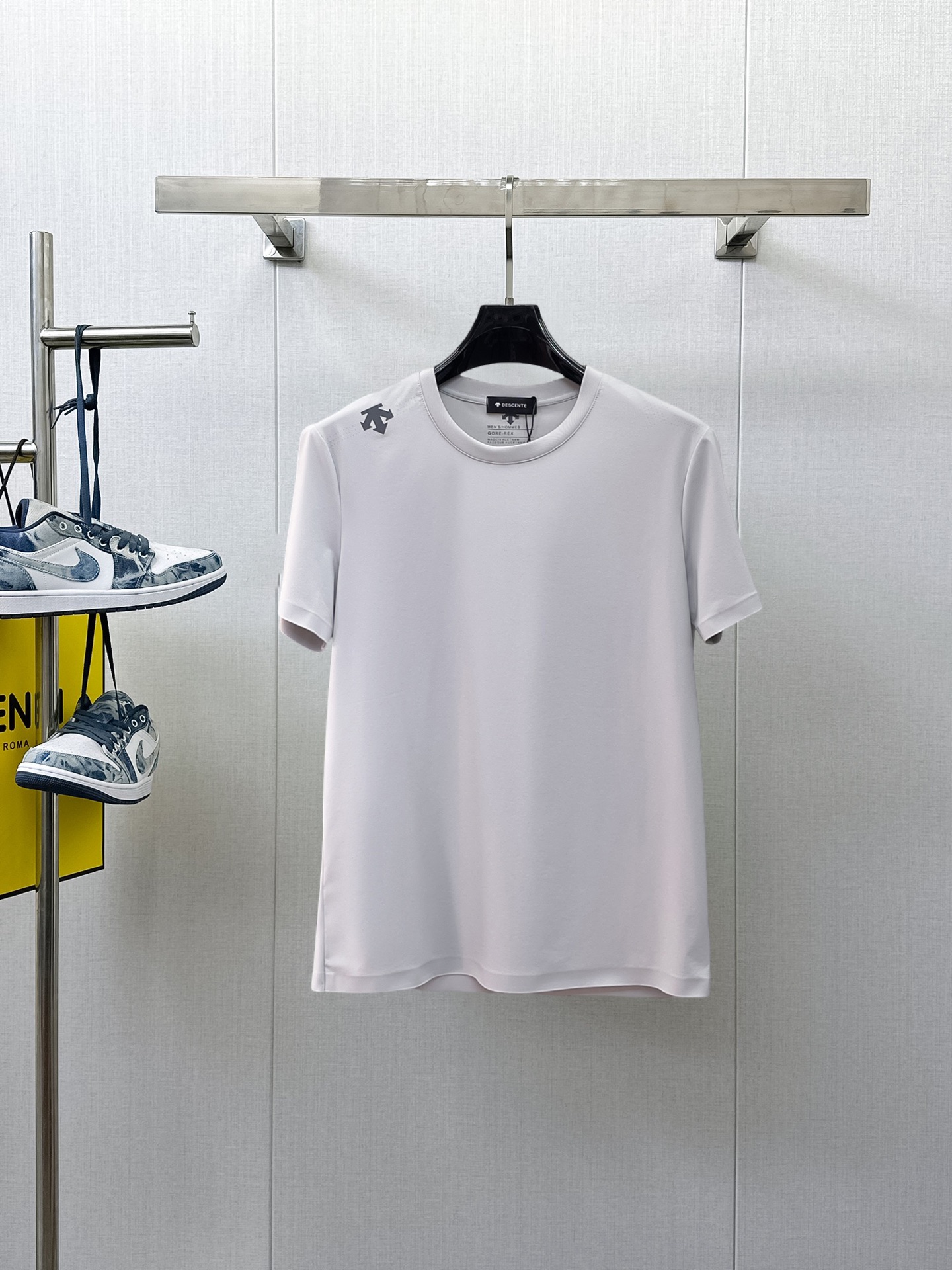 NO:933328,Descente's top products 2026 spring and summer new debut counter latest short-sleeved round neck T-shirt, high-end custom design, avant-garde and fashionable!  The brand logo is designed with heavy craftsmanship. High-end customized quick-drying fabrics. Soft to the touch. Comfortable to wear. Exquisite stitching at the counter level. Fine workmanship. The upper body effect is incomparably handsome!  A must-have item for a stylish man!  Size M-XXXL,,T-shirt,tees,t-shirt,19860909迪桑特 顶级货品2026春夏新款首发专柜最新款短袖圆领T恤 高端订制 设计前卫时尚！品牌logo重工艺设计 高端定制速干面料.手感柔软.穿着舒适.专柜级别精致车线.做工精细.上身效果无敌帅气！型男必备单品！码数M-XXXL,,T-shirt,tees，t-shirt,,Men's clothing
