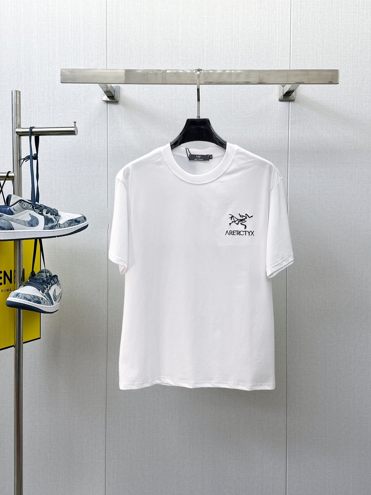 NO:933336,Arc'teryx's top products 2026 spring and summer new debut counter latest short-sleeved round neck T-shirt high-end custom design avant-garde fashion!  The brand logo is designed with heavy craftsmanship. High-end customized 260g fabric. Soft to the touch. Comfortable to wear. Exquisite stitching at the counter level. Fine workmanship. The upper body effect is incomparably handsome!  A must-have item for a stylish man!  Size M-XXXL,arc'teryx,T-shirt,tees,t-shirt,19860909始祖鸟 顶级货品2026春夏新款首发专柜最新款短袖圆领T恤 高端订制 设计前卫时尚！品牌logo重工艺设计 高端定制260克面料.手感柔软.穿着舒适.专柜级别精致车线.做工精细.上身效果无敌帅气！型男必备单品！码数M-XXXL,arc'teryx,T-shirt,tees，t-shirt,,Men's clothing