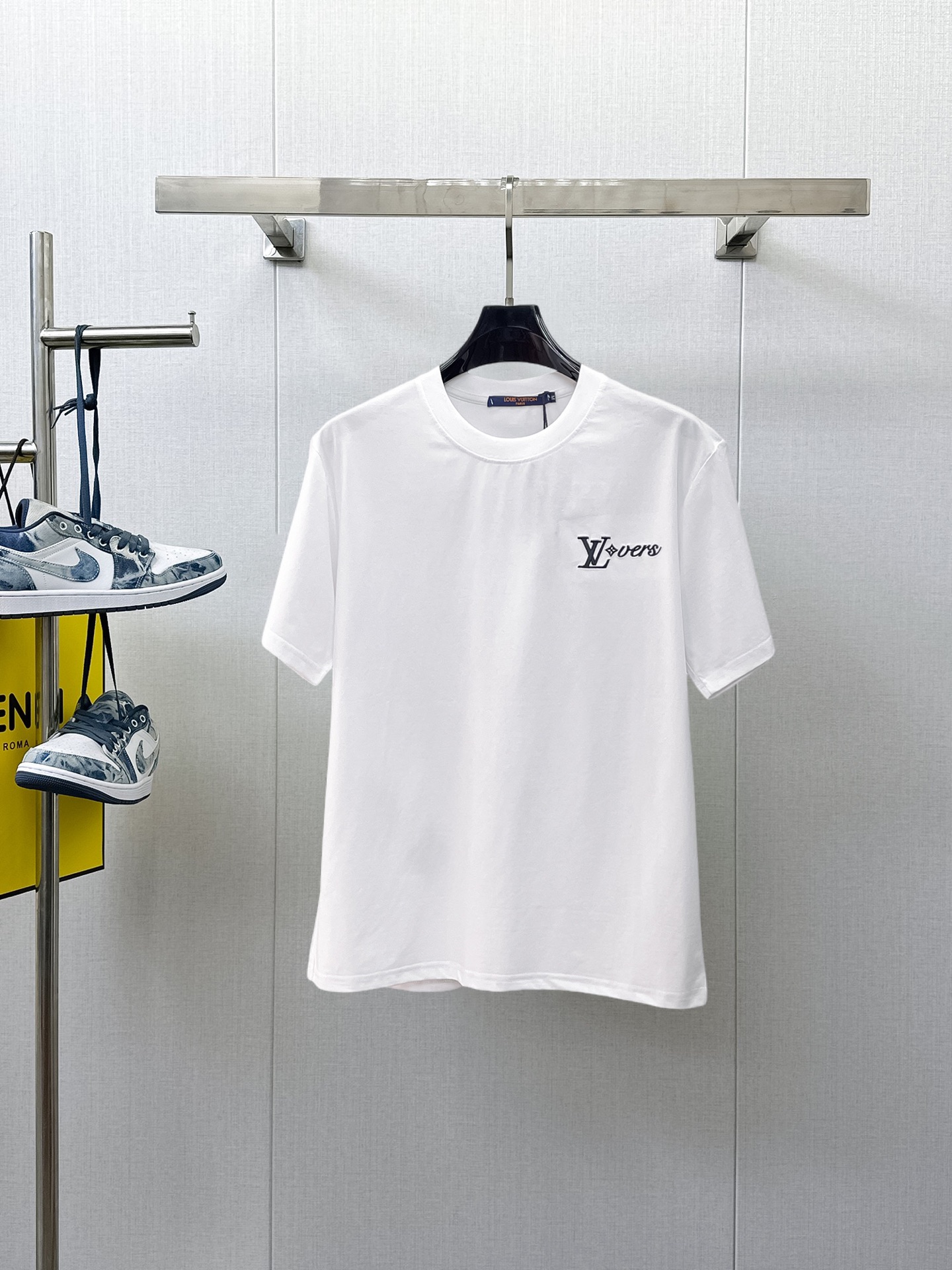NO:933344,LV top products 2026 spring and summer new debut counter latest short-sleeved round neck T-shirt, high-end customization, avant-garde and fashionable design!  The brand logo is designed with heavy craftsmanship. High-end customized 260g fabric. Soft to the touch. Comfortable to wear. Exquisite stitching at the counter level. Fine workmanship. The upper body effect is incomparably handsome!  A must-have item for a stylish man!  Size M-XXXL,,louis vuitton,T-shirt,tees,t-shirt,19860909LV 顶级货品2026春夏新款首发专柜最新款短袖圆领T恤 高端订制 设计前卫时尚！品牌logo重工艺设计 高端定制260克面料.手感柔软.穿着舒适.专柜级别精致车线.做工精细.上身效果无敌帅气！型男必备单品！码数M-XXXL,,louis vuitton,T-shirt,tees，t-shirt,,Men's clothing