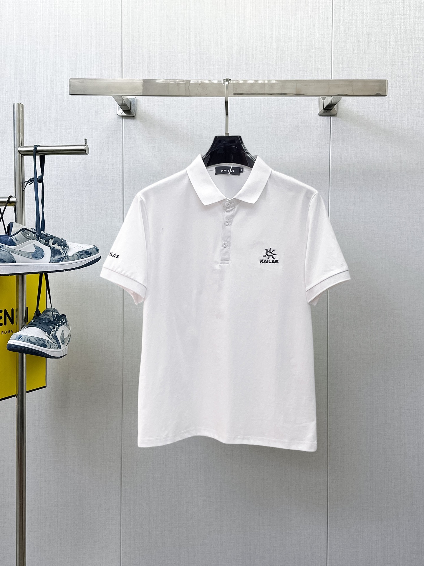 NO:933351,Kailer Stone 2026ss summer new letter logo men's lapel Polo shirt!  Classic business men's style, the ceiling-level business men's style of high-end men's clothing!  Simple and fashionable yet elegant, it looks great when worn alone, and the quality/details control can be taken away with your eyes closed. It is low-key, luxurious and connotative!  The custom-woven mesh pique cotton fabric supplied by the customer is carefully made. The mesh texture is evenly arranged on the surface of the fabric. It has excellent breathability and heat dissipation and perspiration. The upper body comfort is completely better than ordinary single-sided jersey tissue!  The classic brand LOGO on the chest is made with top-notch craftsmanship. The LOGO is three-dimensional, clear and full, and has extraordinary texture. Whether it is worn as an inner layer or worn alone, it is a classic product!  The exquisite tailoring process, every detail is handled very standard and delicately, which cannot be compared with other low-end products on the market. It is a must-have basic and versatile Polo shirt for men!  Available in multiple colors, sizes M-3xl,,19860909凯乐石 2026ss夏季新款字母logo男士翻领Polo衫！经典商务男款,高端男装的天花板级别的商务男款！简约时尚大气不失优雅,单穿内搭体面过人,品质控/细节控的闭眼带走,低调又奢华有内涵！ 客供定织网眼珠地棉布精心制成,面料表面排列均匀整齐的网眼纹理,透气性和散热排汗性极佳,上身舒适程度完全优于普通单面汗布组织！胸前经典的品牌LOGO标识,采用顶级工艺打造,LOGO立体清晰饱满,质感非凡的特质,无论是内搭还是单穿都是一款经典领域的产品！精妙绝伦的裁剪工艺,每一个细节处理的非常标准细腻,非市面一般LOW货可以媲美的,男士必入基础百搭款Polo衫推荐！ 颜色多颜色 尺码M-3xl,,,Men's clothing