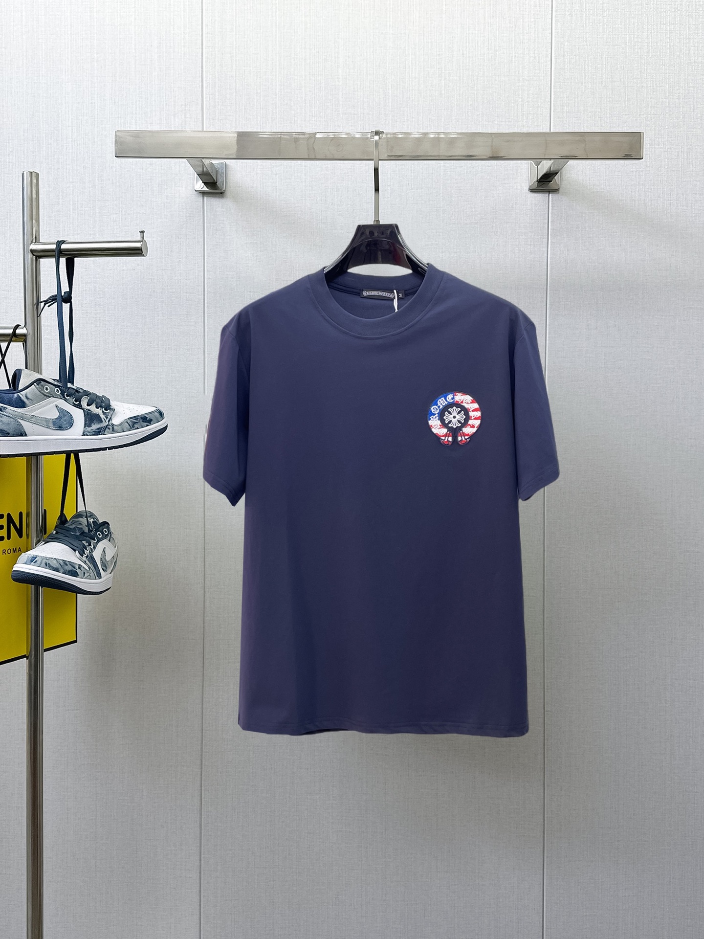 NO:933360,Kroxin's top products 2026 spring and summer new debut counter latest short-sleeved round neck T-shirt, high-end custom design, avant-garde and fashionable!  The brand logo is designed with heavy craftsmanship. High-end customized 260g fabric. Soft to the touch. Comfortable to wear. Exquisite stitching at the counter level. Fine workmanship. The upper body effect is incomparably handsome!  A must-have item for a stylish man!  Size M-XXXL,,chrome hearts,T-shirt,tees,t-shirt,19860909克罗心 顶级货品2026春夏新款首发专柜最新款短袖圆领T恤 高端订制 设计前卫时尚！品牌logo重工艺设计 高端定制260克面料.手感柔软.穿着舒适.专柜级别精致车线.做工精细.上身效果无敌帅气！型男必备单品！码数M-XXXL,,chrome hearts,T-shirt,tees，t-shirt,,Men's clothing