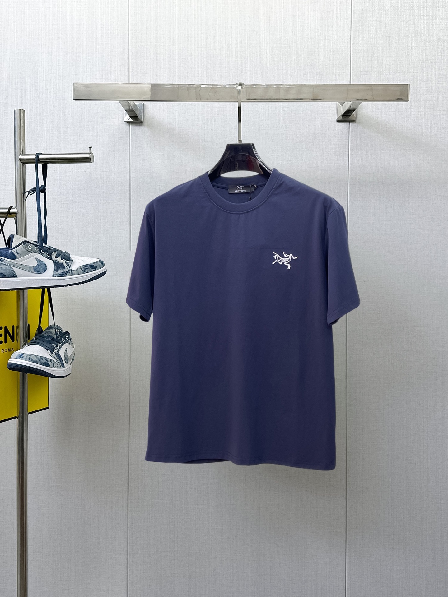 NO:933369,Arc'teryx's top products 2026 spring and summer new debut counter, the latest short-sleeved round neck T-shirt, high-end custom design, avant-garde and fashionable!  The brand logo is designed with heavy craftsmanship. High-end customized 260g fabric. Soft to the touch. Comfortable to wear. Exquisite stitching at the counter level. Fine workmanship. The upper body effect is incomparably handsome!  A must-have item for a stylish man!  Size M-XXXL,arc'teryx,T-shirt,tees,t-shirt,19860909始祖鸟顶级货品2026春夏新款首发专柜最新款短袖圆领T恤 高端订制 设计前卫时尚！品牌logo重工艺设计 高端定制260克面料.手感柔软.穿着舒适.专柜级别精致车线.做工精细.上身效果无敌帅气！型男必备单品！码数M-XXXL,arc'teryx,T-shirt,tees，t-shirt,,Men's clothing