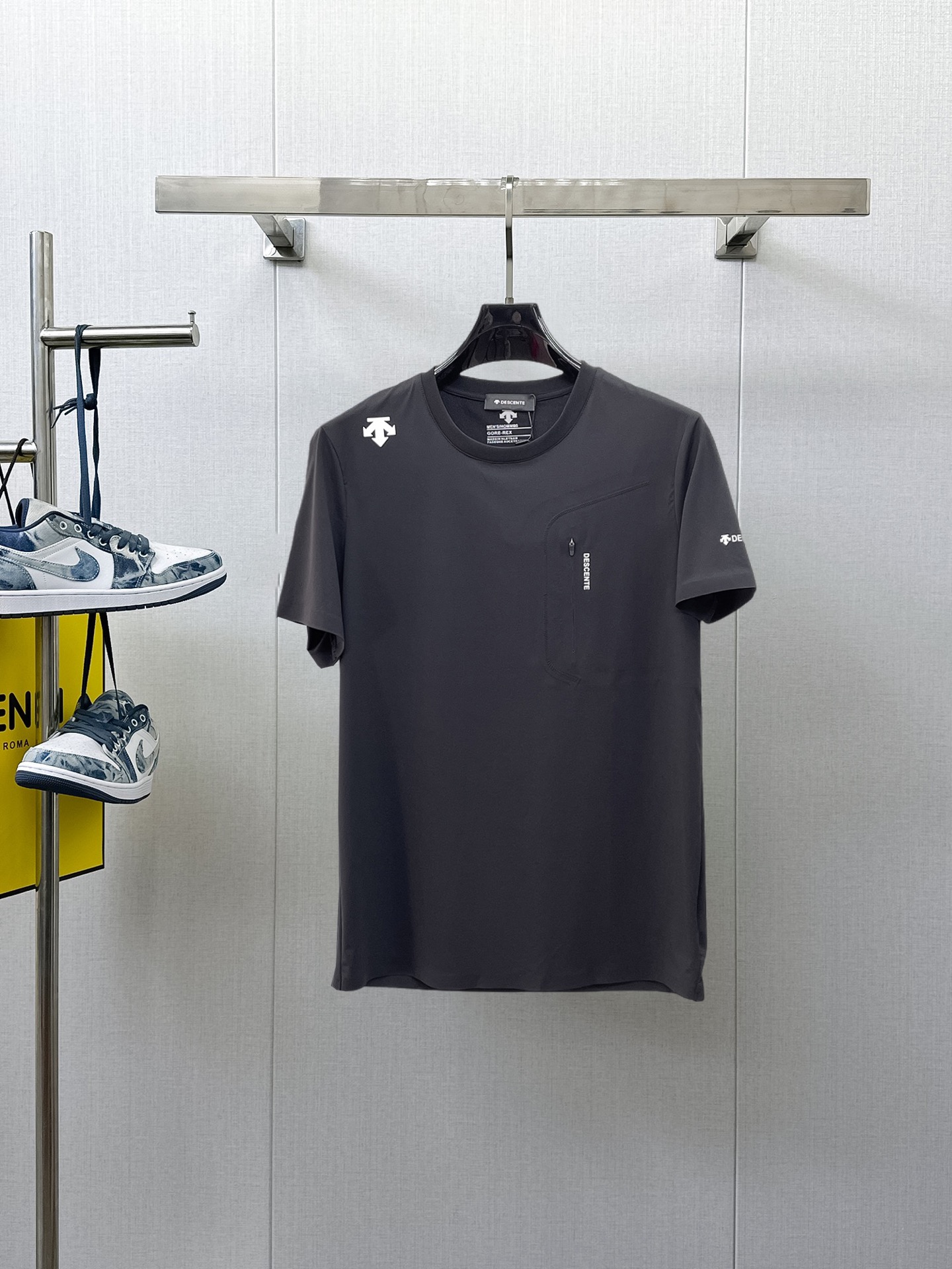 NO:933378,Descente's top products 2026 spring and summer new debut counter latest short-sleeved round neck T-shirt, high-end custom design, avant-garde and fashionable!  The brand logo is designed with heavy craftsmanship. High-end customized quick-drying fabrics. Soft to the touch. Comfortable to wear. Exquisite stitching at the counter level. Fine workmanship. The upper body effect is incomparably handsome!  A must-have item for a stylish man!  Size M-XXXL,,T-shirt,tees,t-shirt,19860909迪桑特 顶级货品2026春夏新款首发专柜最新款短袖圆领T恤 高端订制 设计前卫时尚！品牌logo重工艺设计 高端定制速干面料.手感柔软.穿着舒适.专柜级别精致车线.做工精细.上身效果无敌帅气！型男必备单品！码数M-XXXL,,T-shirt,tees，t-shirt,,Men's clothing