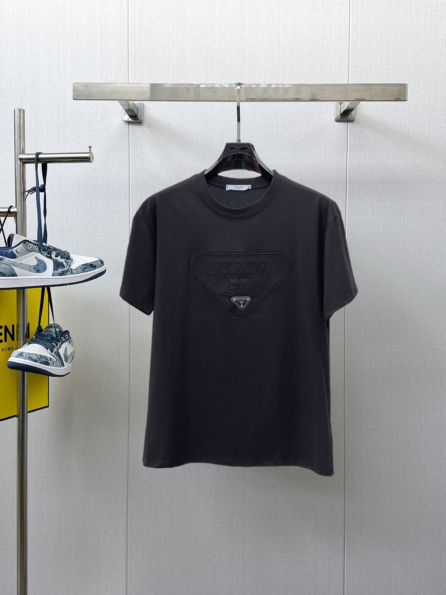 NO:933387,Prada's top products 2026 spring and summer new debut counter latest short-sleeved round neck T-shirt, high-end customization, avant-garde and fashionable design!  The brand logo is designed with heavy craftsmanship. High-end customized 260g fabric. Soft to the touch. Comfortable to wear. Exquisite stitching at the counter level. Fine workmanship. The upper body effect is incomparably handsome!  A must-have item for a stylish man!  Size M-XXXL,,prada,T-shirt,tees,t-shirt,19860909普拉达 顶级货品2026春夏新款首发专柜最新款短袖圆领T恤 高端订制 设计前卫时尚！品牌logo重工艺设计 高端定制260克面料.手感柔软.穿着舒适.专柜级别精致车线.做工精细.上身效果无敌帅气！型男必备单品！码数M-XXXL,,prada,T-shirt,tees，t-shirt,,Men's clothing