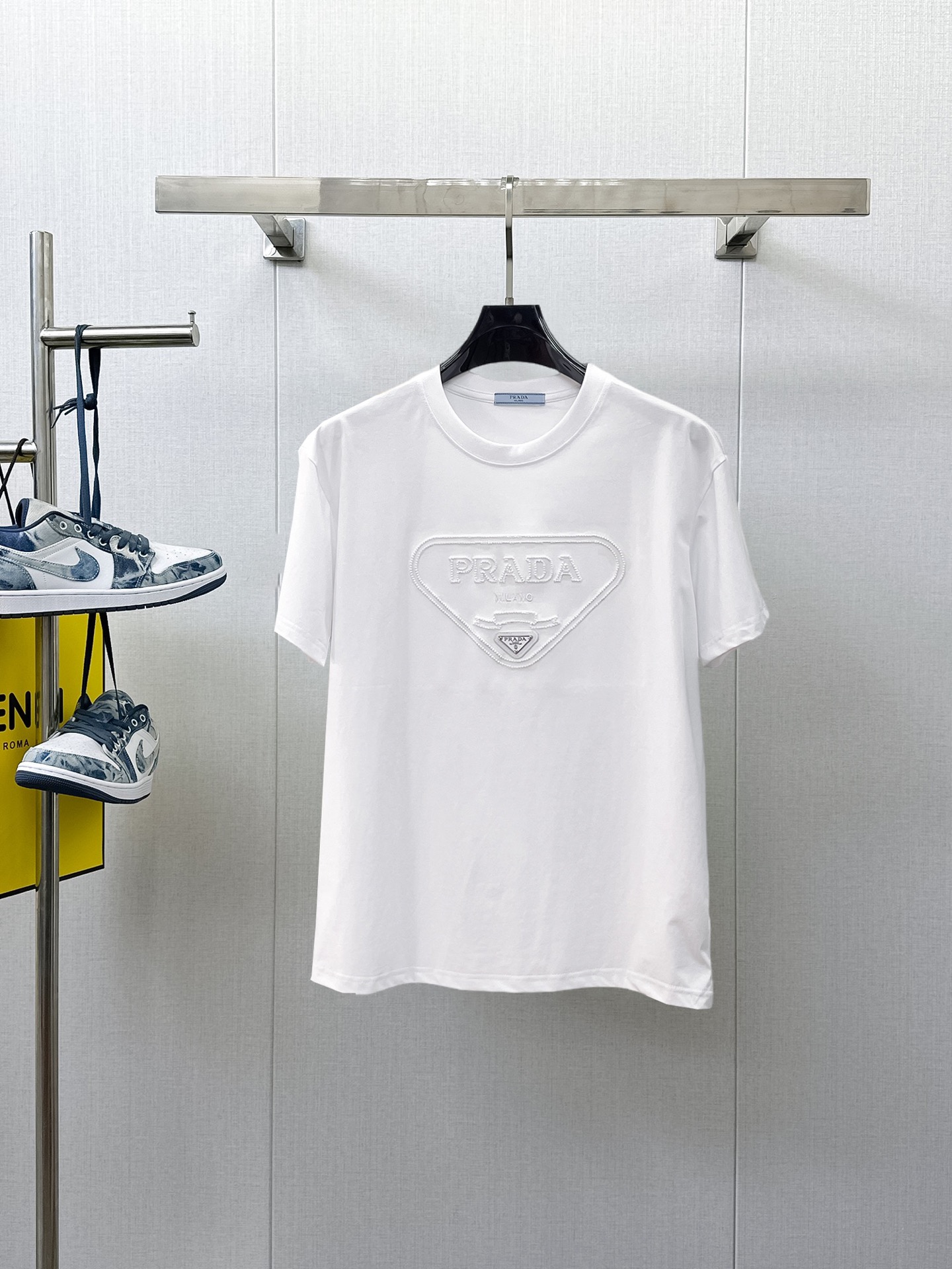 NO:933313,Prada's top products 2026 spring and summer new debut counter latest short-sleeved round neck T-shirt high-end custom design avant-garde fashion!  The brand logo is designed with heavy craftsmanship. High-end customized 260g fabric. Soft to the touch. Comfortable to wear. Exquisite stitching at the counter level. Fine workmanship. The upper body effect is incomparably handsome!  A must-have item for a stylish man!  Size M-XXXL,,prada,T-shirt,tees,t-shirt,19860909普拉达顶级货品2026春夏新款首发专柜最新款短袖圆领T恤 高端订制 设计前卫时尚！品牌logo重工艺设计 高端定制260克面料.手感柔软.穿着舒适.专柜级别精致车线.做工精细.上身效果无敌帅气！型男必备单品！码数M-XXXL,,prada,T-shirt,tees，t-shirt,,Men's clothing