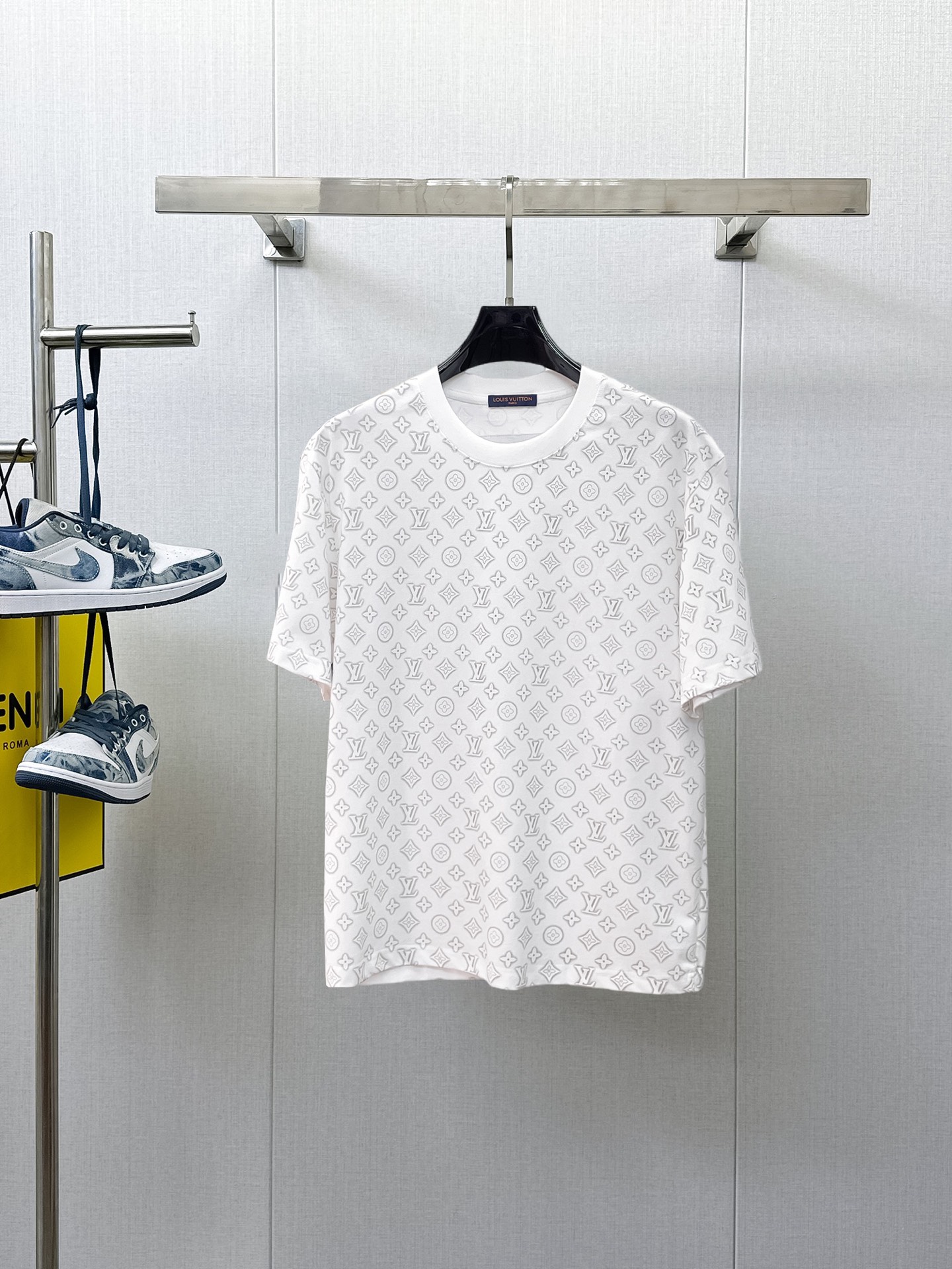 NO:933322,LV top products 2026 spring and summer new debut counter latest short-sleeved round neck T-shirt, high-end customization, avant-garde and fashionable design!  The brand logo is designed with heavy craftsmanship. High-end customized 260g fabric. Soft to the touch. Comfortable to wear. Exquisite stitching at the counter level. Fine workmanship. The upper body effect is incomparably handsome!  A must-have item for a stylish man!  Size M-XXXL,,louis vuitton,T-shirt,tees,t-shirt,19860909LV 顶级货品2026春夏新款首发专柜最新款短袖圆领T恤 高端订制 设计前卫时尚！品牌logo重工艺设计 高端定制260克面料.手感柔软.穿着舒适.专柜级别精致车线.做工精细.上身效果无敌帅气！型男必备单品！码数M-XXXL,,louis vuitton,T-shirt,tees，t-shirt,,Men's clothing