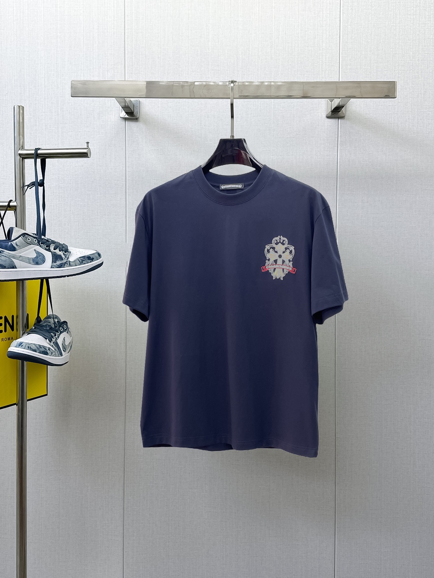 NO:933330,Kroxin's top products 2026 spring and summer new debut counter latest short-sleeved round neck T-shirt, high-end custom design, avant-garde and fashionable!  The brand logo is designed with heavy craftsmanship. High-end customized 260g fabric. Soft to the touch. Comfortable to wear. Exquisite stitching at the counter level. Fine workmanship. The upper body effect is incomparably handsome!  A must-have item for a stylish man!  Size M-XXXL,,chrome hearts,T-shirt,tees,t-shirt,19860909克罗心 顶级货品2026春夏新款首发专柜最新款短袖圆领T恤 高端订制 设计前卫时尚！品牌logo重工艺设计 高端定制260克面料.手感柔软.穿着舒适.专柜级别精致车线.做工精细.上身效果无敌帅气！型男必备单品！码数M-XXXL,,chrome hearts,T-shirt,tees，t-shirt,,Men's clothing
