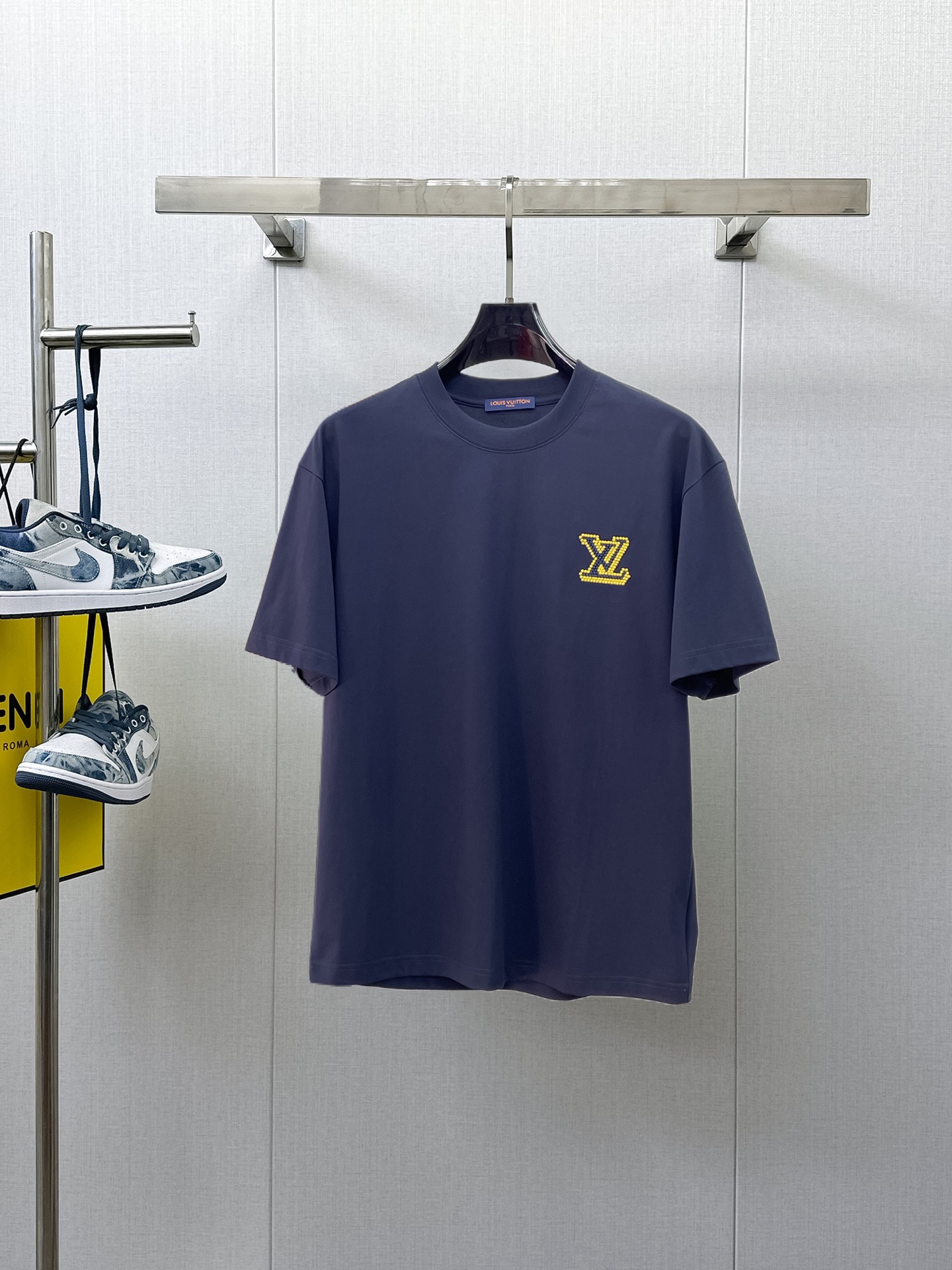 NO:933338,LV top products 2026 spring and summer new debut counter latest short-sleeved round neck T-shirt, high-end customization, avant-garde and fashionable design!  The brand logo is designed with heavy craftsmanship. High-end customized 260g fabric. Soft to the touch. Comfortable to wear. Exquisite stitching at the counter level. Fine workmanship. The upper body effect is incomparably handsome!  A must-have item for a stylish man!  Size M-XXXL,,louis vuitton,T-shirt,tees,t-shirt,19860909LV 顶级货品2026春夏新款首发专柜最新款短袖圆领T恤 高端订制 设计前卫时尚！品牌logo重工艺设计 高端定制260克面料.手感柔软.穿着舒适.专柜级别精致车线.做工精细.上身效果无敌帅气！型男必备单品！码数M-XXXL,,louis vuitton,T-shirt,tees，t-shirt,,Men's clothing