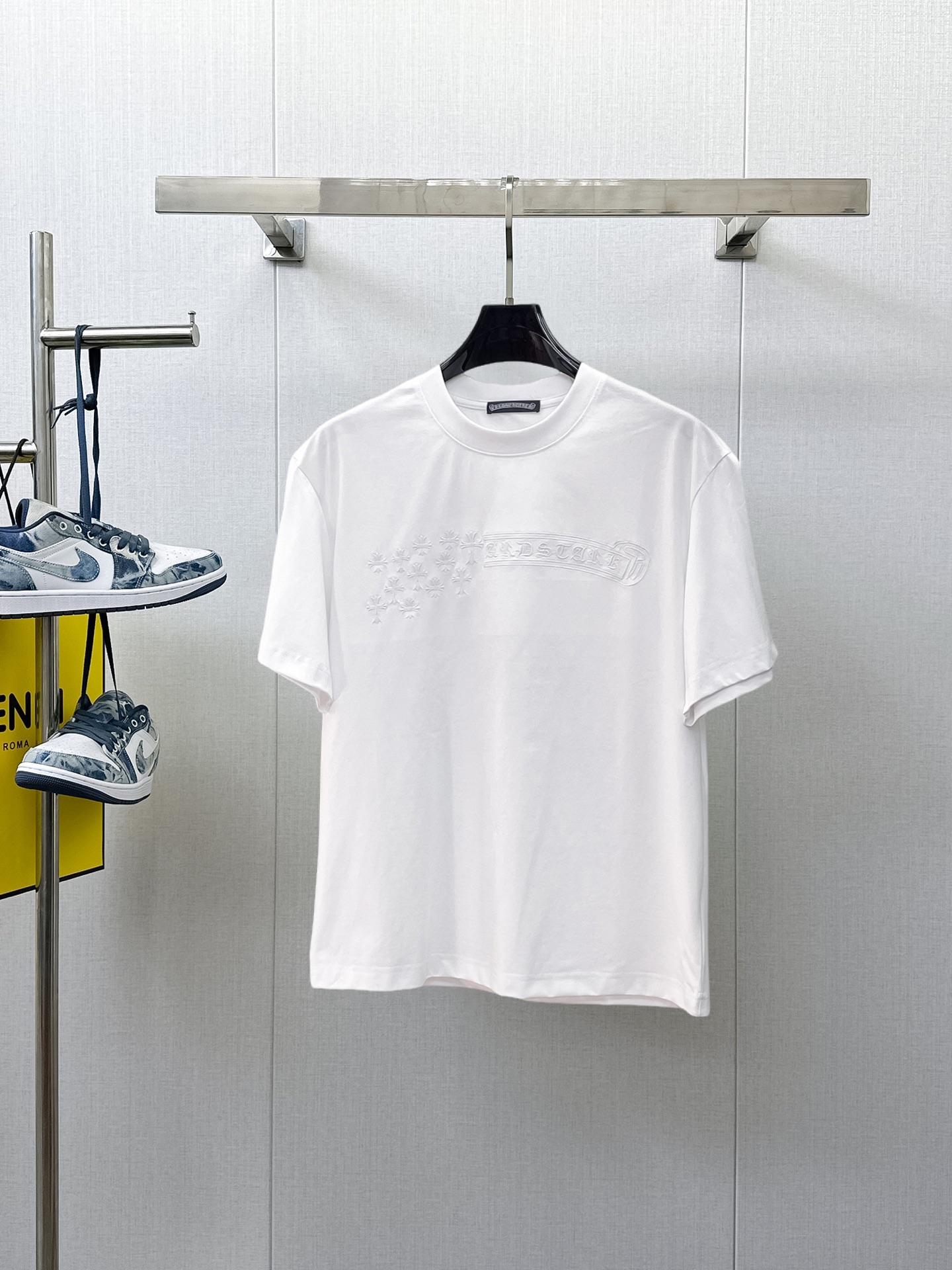 NO:933352,Kroxin's top products 2026 spring and summer new debut counter latest short-sleeved round neck T-shirt, high-end custom design, avant-garde and fashionable!  The brand logo is designed with heavy craftsmanship. High-end customized 260g fabric. Soft to the touch. Comfortable to wear. Exquisite stitching at the counter level. Fine workmanship. The upper body effect is incomparably handsome!  A must-have item for a stylish man!  Size M-XXXL,,chrome hearts,T-shirt,tees,t-shirt,19860909克罗心 顶级货品2026春夏新款首发专柜最新款短袖圆领T恤 高端订制 设计前卫时尚！品牌logo重工艺设计 高端定制260克面料.手感柔软.穿着舒适.专柜级别精致车线.做工精细.上身效果无敌帅气！型男必备单品！码数M-XXXL,,chrome hearts,T-shirt,tees，t-shirt,,Men's clothing
