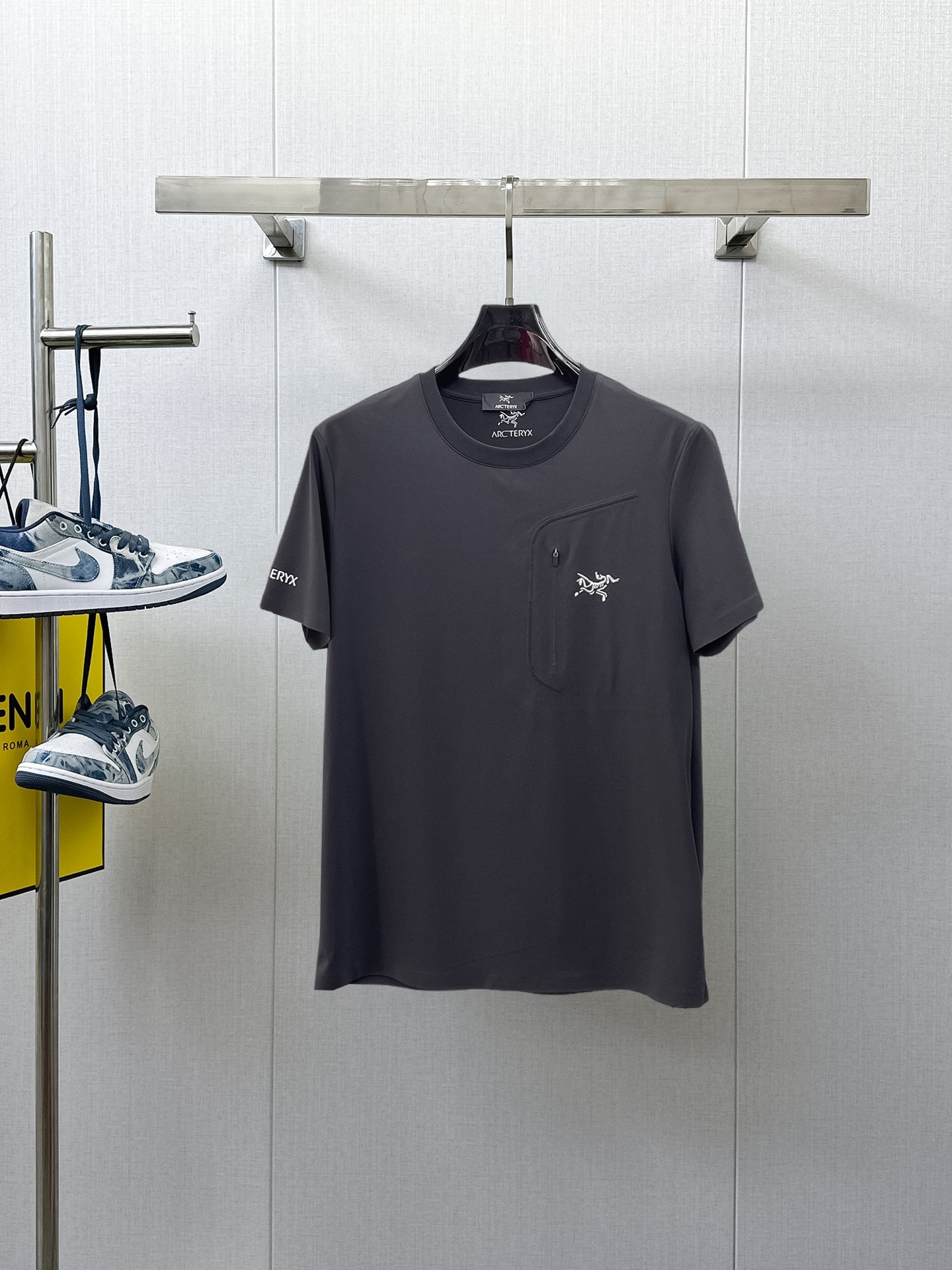 NO:933361,Arc'teryx's top products 2026 spring and summer new debut counter latest short-sleeved round neck T-shirt high-end custom design avant-garde fashion!  The brand logo is designed with heavy craftsmanship. High-end customized quick-drying fabrics. Soft to the touch. Comfortable to wear. Exquisite stitching at the counter level. Fine workmanship. The upper body effect is incomparably handsome!  A must-have item for a stylish man!  Size M-XXXL,arc'teryx,T-shirt,tees,t-shirt,19860909始祖鸟 顶级货品2026春夏新款首发专柜最新款短袖圆领T恤 高端订制 设计前卫时尚！品牌logo重工艺设计 高端定制速干面料.手感柔软.穿着舒适.专柜级别精致车线.做工精细.上身效果无敌帅气！型男必备单品！码数M-XXXL,arc'teryx,T-shirt,tees，t-shirt,,Men's clothing