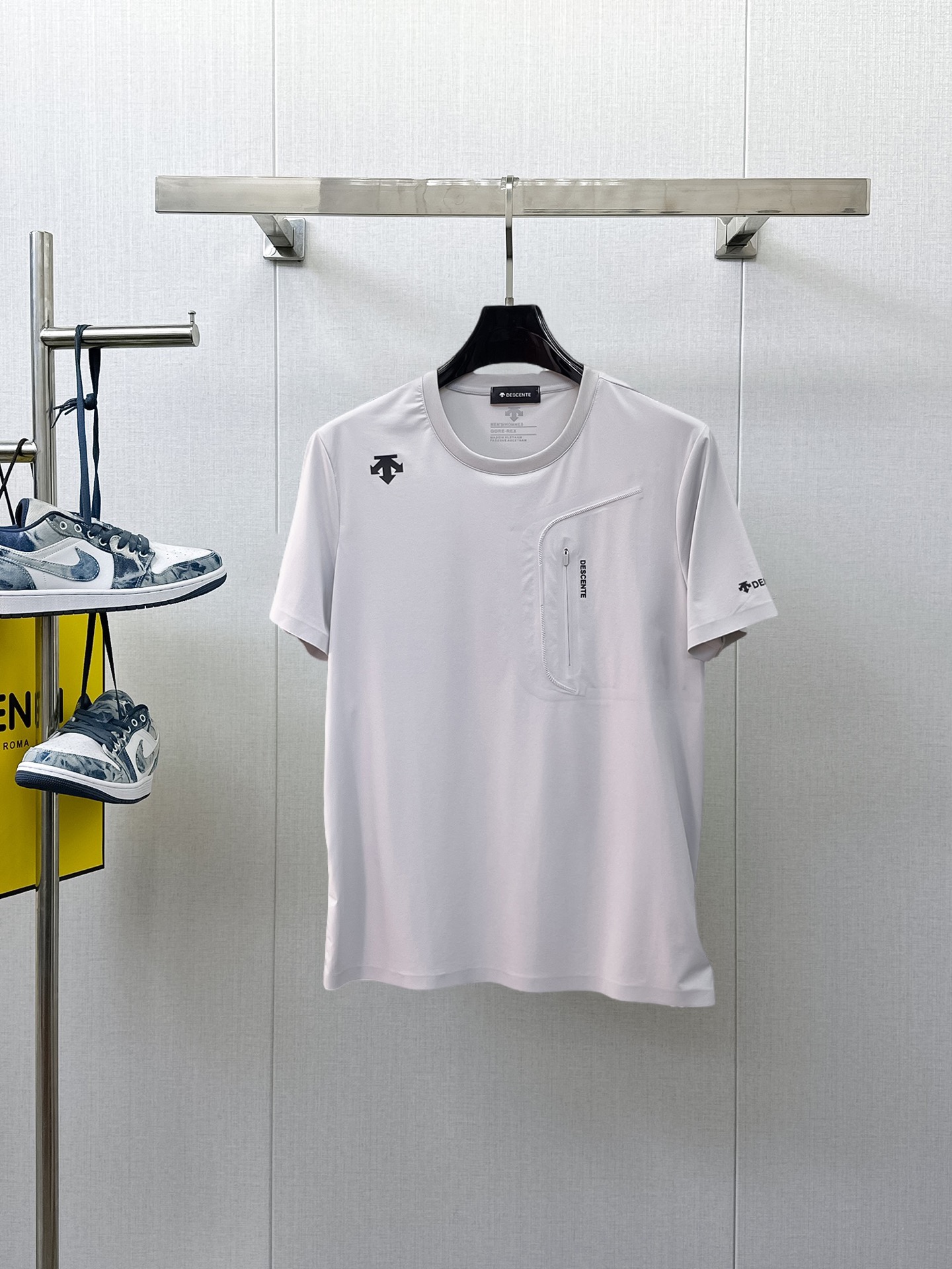 NO:933370,Descente's top products 2026 spring and summer new debut counter latest short-sleeved round neck T-shirt, high-end custom design, avant-garde and fashionable!  The brand logo is designed with heavy craftsmanship. High-end customized quick-drying fabrics. Soft to the touch. Comfortable to wear. Exquisite stitching at the counter level. Fine workmanship. The upper body effect is incomparably handsome!  A must-have item for a stylish man!  Size M-XXXL,,T-shirt,tees,t-shirt,19860909迪桑特 顶级货品2026春夏新款首发专柜最新款短袖圆领T恤 高端订制 设计前卫时尚！品牌logo重工艺设计 高端定制速干面料.手感柔软.穿着舒适.专柜级别精致车线.做工精细.上身效果无敌帅气！型男必备单品！码数M-XXXL,,T-shirt,tees，t-shirt,,Men's clothing
