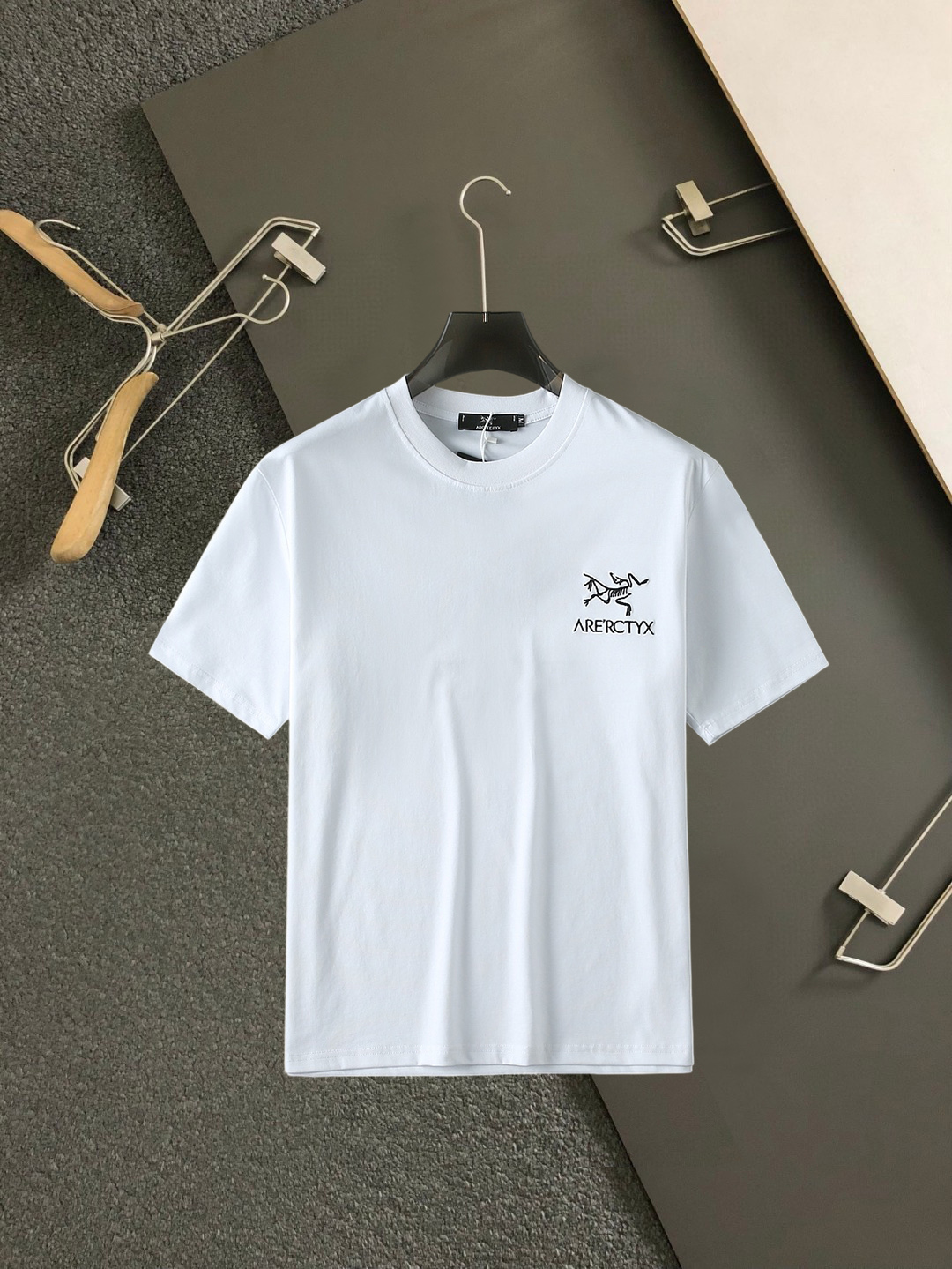 NO:859597,Arc'teryx's top products 2026 spring and summer new debut counter latest short-sleeved round neck T-shirt high-end custom design avant-garde fashion!  The brand logo is designed with heavy craftsmanship. High-end customized 260g fabric. Soft to the touch. Comfortable to wear. Exquisite stitching at the counter level. Fine workmanship. The upper body effect is incomparably handsome!  A must-have item for a stylish man!  Size M-XXXL,arc'teryx,T-shirt,tees,t-shirt,19860909始祖鸟 顶级货品2026春夏新款首发专柜最新款短袖圆领T恤 高端订制 设计前卫时尚！品牌logo重工艺设计 高端定制260克面料.手感柔软.穿着舒适.专柜级别精致车线.做工精细.上身效果无敌帅气！型男必备单品！码数M-XXXL,arc'teryx,T-shirt,tees，t-shirt,,Men's clothing