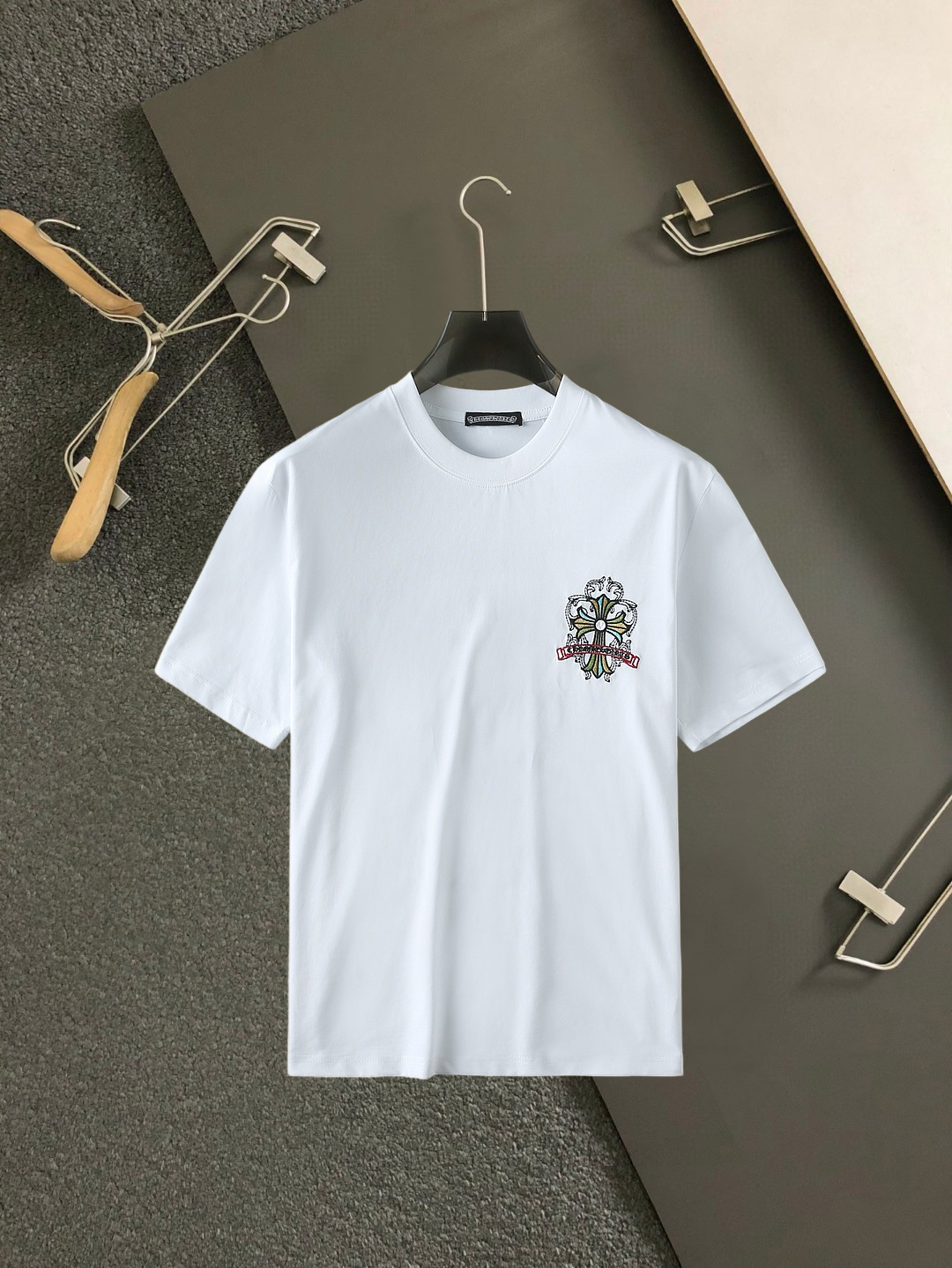 NO:859606,Kroxin's top products 2026 spring and summer new debut counter latest short-sleeved round neck T-shirt, high-end custom design, avant-garde and fashionable!  The brand logo is designed with heavy craftsmanship. High-end customized 260g fabric. Soft to the touch. Comfortable to wear. Exquisite stitching at the counter level. Fine workmanship. The upper body effect is incomparably handsome!  A must-have item for a stylish man!  Size M-XXXL,,chrome hearts,T-shirt,tees,t-shirt,19860909克罗心 顶级货品2026春夏新款首发专柜最新款短袖圆领T恤 高端订制 设计前卫时尚！品牌logo重工艺设计 高端定制260克面料.手感柔软.穿着舒适.专柜级别精致车线.做工精细.上身效果无敌帅气！型男必备单品！码数M-XXXL,,chrome hearts,T-shirt,tees，t-shirt,,Men's clothing