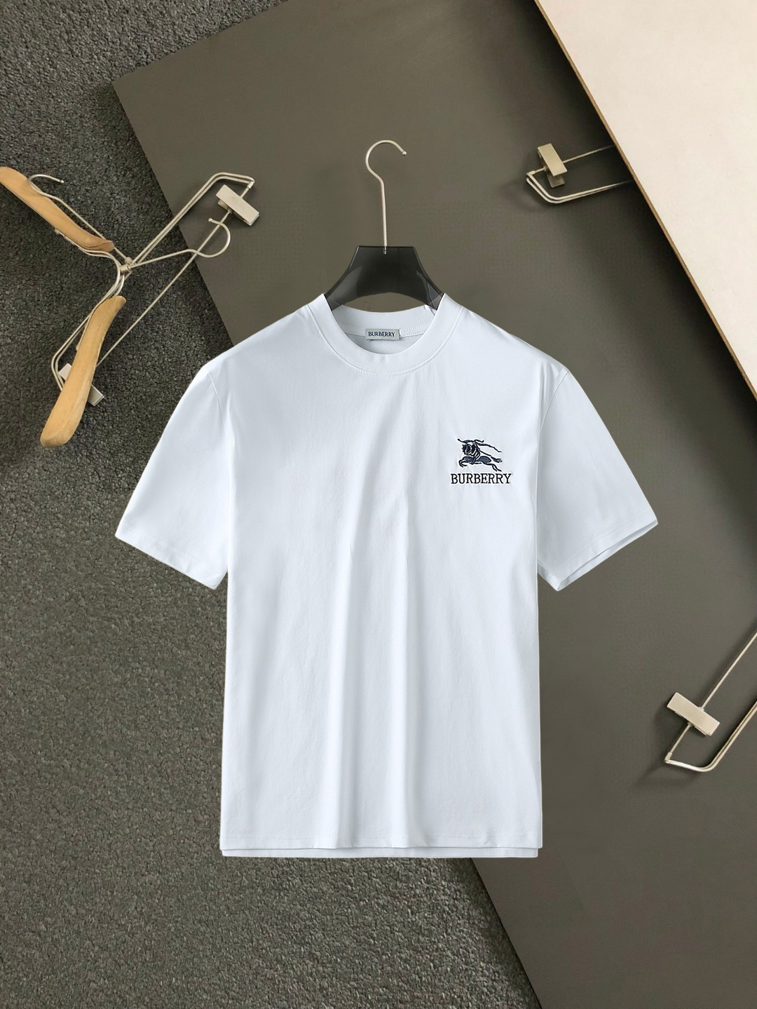 NO:859621,Burberry's top products 2026 spring and summer new debut counter latest short-sleeved round neck T-shirt, high-end custom design, avant-garde and fashionable!  The brand logo is designed with heavy craftsmanship. High-end customized 260g fabric. Soft to the touch. Comfortable to wear. Exquisite stitching at the counter level. Fine workmanship. The upper body effect is incomparably handsome!  A must-have item for a stylish man!  Size M-XXXL,,burberry,T-shirt,tees,t-shirt,19860909巴宝莉 顶级货品2026春夏新款首发专柜最新款短袖圆领T恤 高端订制 设计前卫时尚！品牌logo重工艺设计 高端定制260克面料.手感柔软.穿着舒适.专柜级别精致车线.做工精细.上身效果无敌帅气！型男必备单品！码数M-XXXL,,burberry,T-shirt,tees，t-shirt,,Men's clothing