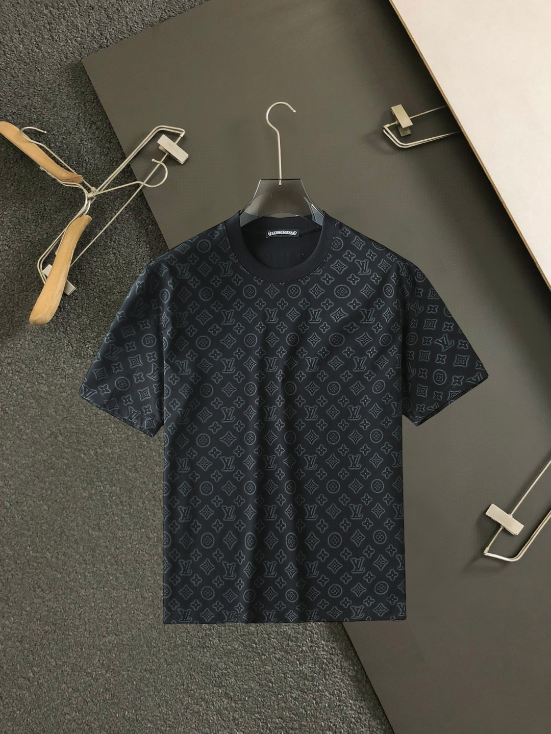 NO:859627,LV top products 2026 spring and summer new debut counter latest short-sleeved round neck T-shirt, high-end customization, avant-garde and fashionable design!  The brand logo is designed with heavy craftsmanship. High-end customized 260g fabric. Soft to the touch. Comfortable to wear. Exquisite stitching at the counter level. Fine workmanship. The upper body effect is incomparably handsome!  A must-have item for a stylish man!  Size M-XXXL,,louis vuitton,T-shirt,tees,t-shirt,19860909LV 顶级货品2026春夏新款首发专柜最新款短袖圆领T恤 高端订制 设计前卫时尚！品牌logo重工艺设计 高端定制260克面料.手感柔软.穿着舒适.专柜级别精致车线.做工精细.上身效果无敌帅气！型男必备单品！码数M-XXXL,,louis vuitton,T-shirt,tees，t-shirt,,Men's clothing