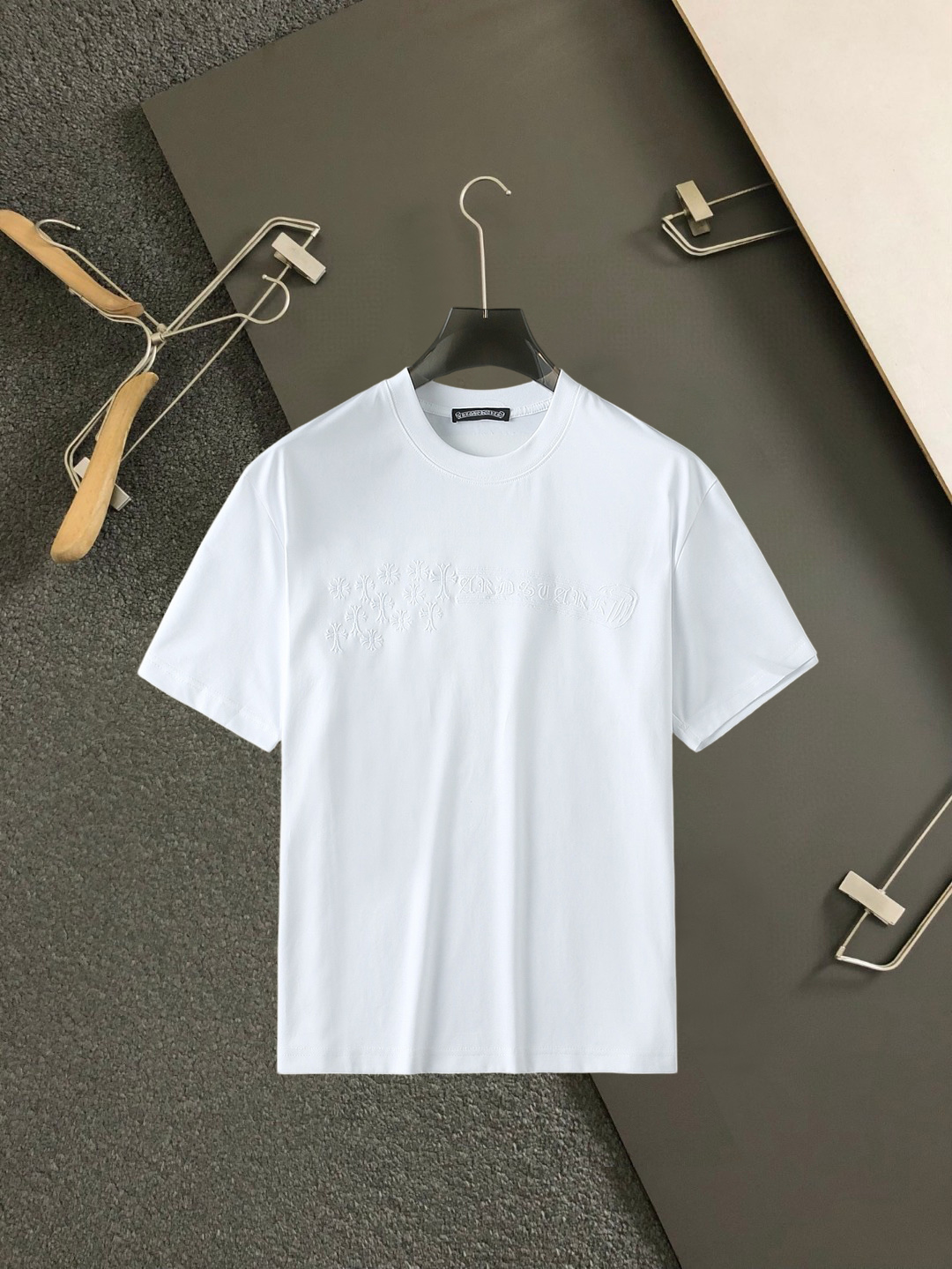 NO:859634,Kroxin's top products 2026 spring and summer new debut counter latest short-sleeved round neck T-shirt, high-end custom design, avant-garde and fashionable!  The brand logo is designed with heavy craftsmanship. High-end customized 260g fabric. Soft to the touch. Comfortable to wear. Exquisite stitching at the counter level. Fine workmanship. The upper body effect is incomparably handsome!  A must-have item for a stylish man!  Size M-XXXL,,chrome hearts,T-shirt,tees,t-shirt,19860909克罗心 顶级货品2026春夏新款首发专柜最新款短袖圆领T恤 高端订制 设计前卫时尚！品牌logo重工艺设计 高端定制260克面料.手感柔软.穿着舒适.专柜级别精致车线.做工精细.上身效果无敌帅气！型男必备单品！码数M-XXXL,,chrome hearts,T-shirt,tees，t-shirt,,Men's clothing