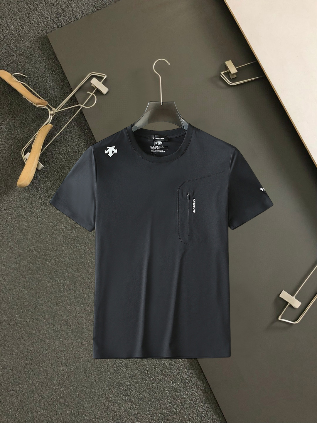 NO:859639,Descente's top products 2026 spring and summer new debut counter latest short-sleeved round neck T-shirt, high-end custom design, avant-garde and fashionable!  The brand logo is designed with heavy craftsmanship. High-end customized quick-drying fabrics. Soft to the touch. Comfortable to wear. Exquisite stitching at the counter level. Fine workmanship. The upper body effect is incomparably handsome!  A must-have item for a stylish man!  Size M-XXXL,,T-shirt,tees,t-shirt,19860909迪桑特 顶级货品2026春夏新款首发专柜最新款短袖圆领T恤 高端订制 设计前卫时尚！品牌logo重工艺设计 高端定制速干面料.手感柔软.穿着舒适.专柜级别精致车线.做工精细.上身效果无敌帅气！型男必备单品！码数M-XXXL,,T-shirt,tees，t-shirt,,Men's clothing