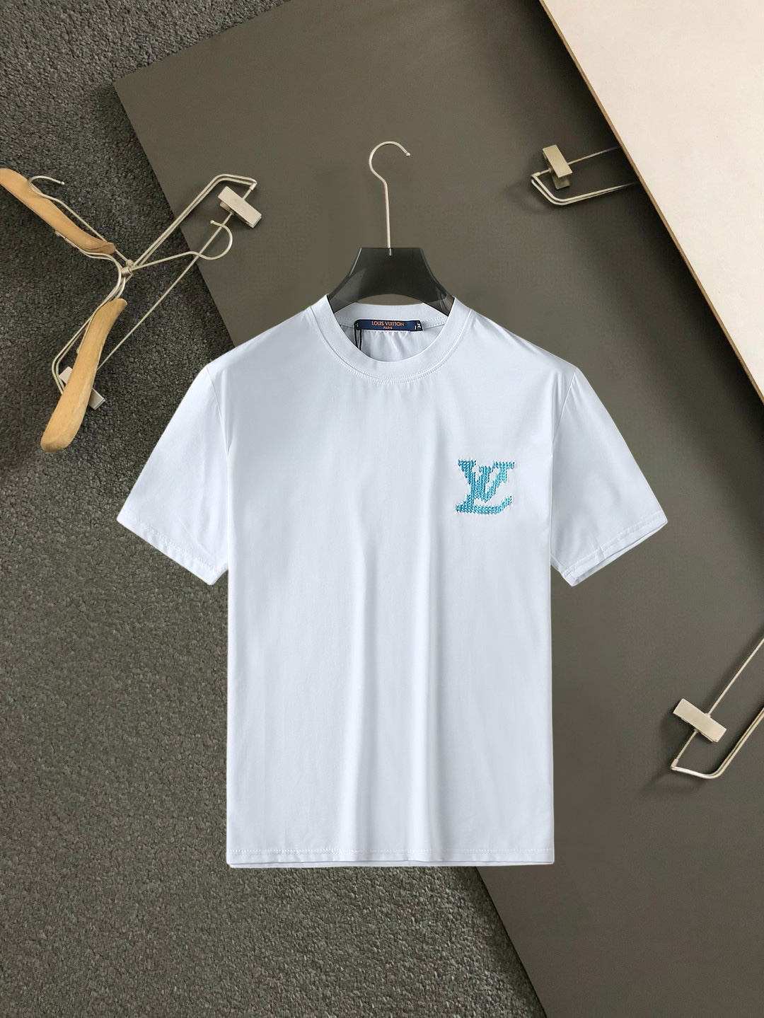 NO:859647,LV top products 2026 spring and summer new debut counter latest short-sleeved round neck T-shirt, high-end customization, avant-garde and fashionable design!  The brand logo is designed with heavy craftsmanship. High-end customized 260g fabric. Soft to the touch. Comfortable to wear. Exquisite stitching at the counter level. Fine workmanship. The upper body effect is incomparably handsome!  A must-have item for a stylish man!  Size M-XXXL,,louis vuitton,T-shirt,tees,t-shirt,19860909LV 顶级货品2026春夏新款首发专柜最新款短袖圆领T恤 高端订制 设计前卫时尚！品牌logo重工艺设计 高端定制260克面料.手感柔软.穿着舒适.专柜级别精致车线.做工精细.上身效果无敌帅气！型男必备单品！码数M-XXXL,,louis vuitton,T-shirt,tees，t-shirt,,Men's clothing