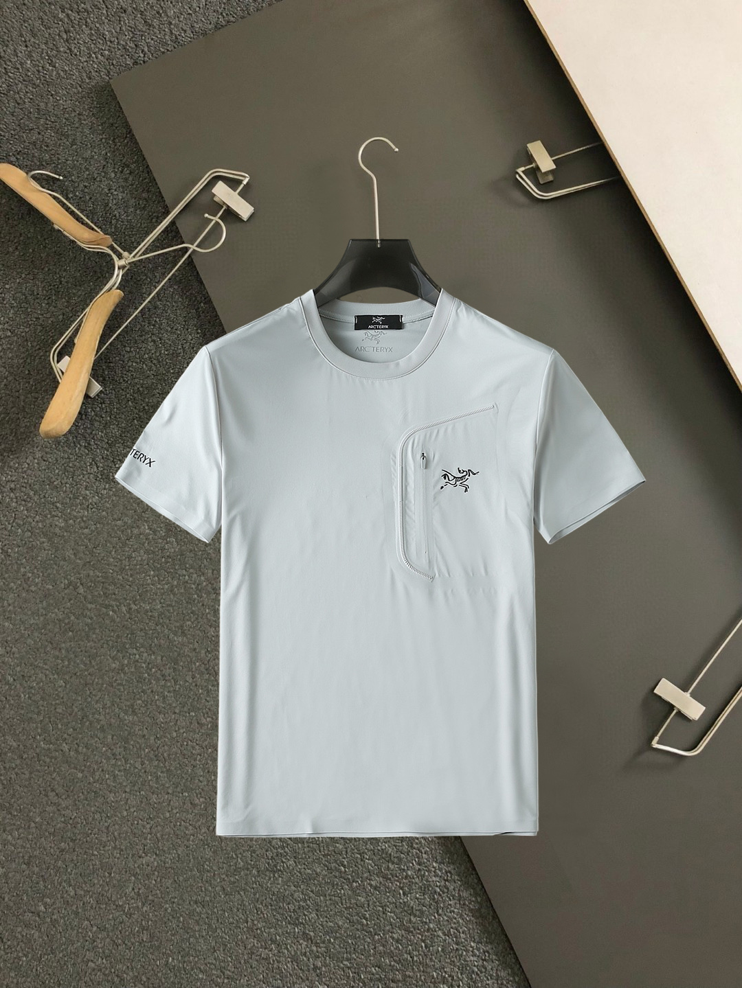 NO:859578,Arc'teryx's top products 2026 spring and summer new debut counter latest short-sleeved round neck T-shirt high-end custom design avant-garde fashion!  The brand logo is designed with heavy craftsmanship. High-end customized quick-drying fabrics. Soft to the touch. Comfortable to wear. Exquisite stitching at the counter level. Fine workmanship. The upper body effect is incomparably handsome!  A must-have item for a stylish man!  Size M-XXXL,arc'teryx,T-shirt,tees,t-shirt,19860909始祖鸟 顶级货品2026春夏新款首发专柜最新款短袖圆领T恤 高端订制 设计前卫时尚！品牌logo重工艺设计 高端定制速干面料.手感柔软.穿着舒适.专柜级别精致车线.做工精细.上身效果无敌帅气！型男必备单品！码数M-XXXL,arc'teryx,T-shirt,tees，t-shirt,,Men's clothing