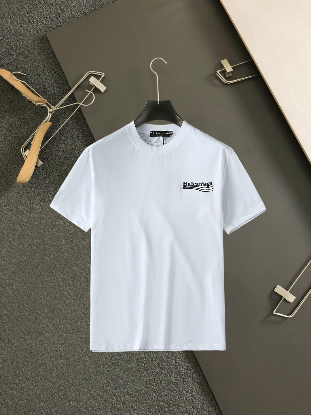 NO:859590,Balenciaga's top products 2026 spring and summer new debut counter latest short-sleeved round neck T-shirt, high-end customization, avant-garde and fashionable design!  The brand logo is designed with heavy craftsmanship. High-end customized 260g fabric. Soft to the touch. Comfortable to wear. Exquisite stitching at the counter level. Fine workmanship. The upper body effect is incomparably handsome!  A must-have item for a stylish man!  Size M-XXXL,,balenciaga,T-shirt,tees,t-shirt,19860909巴黎世家 顶级货品2026春夏新款首发专柜最新款短袖圆领T恤 高端订制 设计前卫时尚！品牌logo重工艺设计 高端定制260克面料.手感柔软.穿着舒适.专柜级别精致车线.做工精细.上身效果无敌帅气！型男必备单品！码数M-XXXL,,balenciaga,T-shirt,tees，t-shirt,,Men's clothing