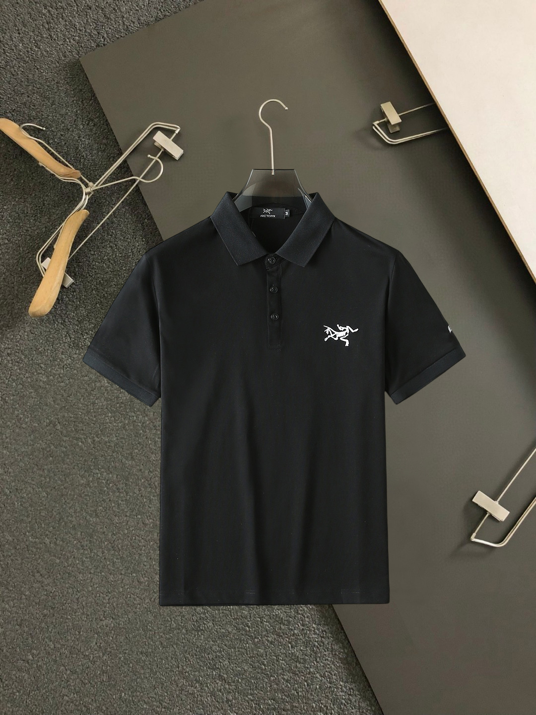 NO:859598,Arc'teryx 2026ss summer new letter logo men's lapel Polo shirt!  Classic business men's style, the ceiling-level business men's style of high-end men's clothing!  Simple and fashionable yet elegant, it looks great when worn alone, and quality control/details control can be taken away with your eyes closed. It is low-key, luxurious and connotative!  The custom-woven mesh pique cotton fabric supplied by the customer is carefully made. The mesh texture is evenly arranged on the surface of the fabric. It has excellent breathability and heat dissipation and perspiration. The upper body comfort is completely better than ordinary single-sided jersey tissue!  The classic brand LOGO on the chest is made with top-notch craftsmanship. The LOGO is three-dimensional, clear and full, and has extraordinary texture. Whether it is worn as an inner layer or worn alone, it is a classic product!  The exquisite tailoring process, every detail is handled very standard and delicately, which cannot be compared with other low-end products on the market. It is a must-have basic and versatile Polo shirt for men!  Various colors, sizes M-3xl, arc'teryx,19860909始祖鸟 2026ss夏季新款字母logo男士翻领Polo衫！经典商务男款,高端男装的天花板级别的商务男款！简约时尚大气不失优雅,单穿内搭体面过人,品质控/细节控的闭眼带走,低调又奢华有内涵！ 客供定织网眼珠地棉布精心制成,面料表面排列均匀整齐的网眼纹理,透气性和散热排汗性极佳,上身舒适程度完全优于普通单面汗布组织！胸前经典的品牌LOGO标识,采用顶级工艺打造,LOGO立体清晰饱满,质感非凡的特质,无论是内搭还是单穿都是一款经典领域的产品！精妙绝伦的裁剪工艺,每一个细节处理的非常标准细腻,非市面一般LOW货可以媲美的,男士必入基础百搭款Polo衫推荐！ 颜色多颜色 尺码M-3xl,arc'teryx,,Men's clothing